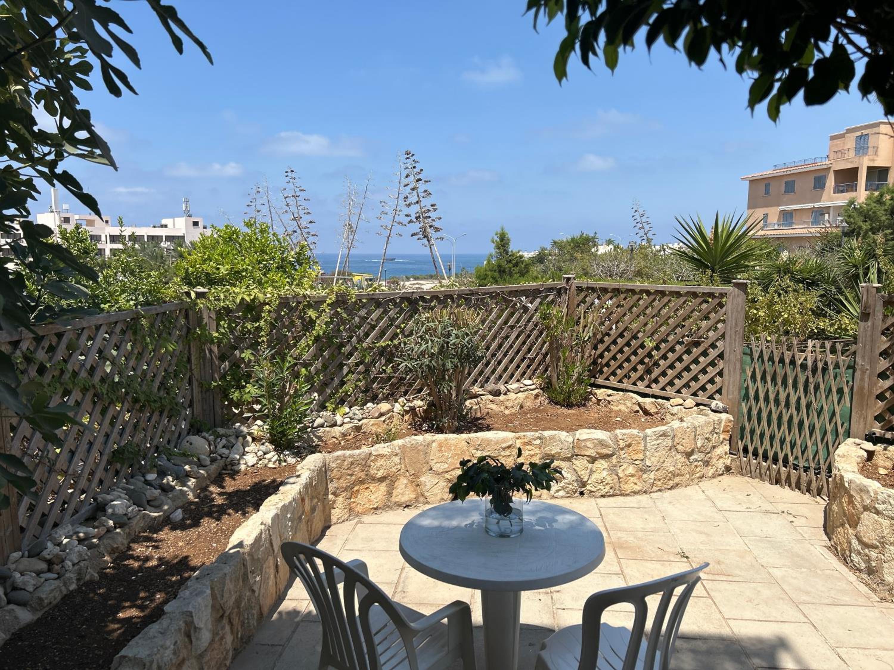 Seaview apartment with garden & pool