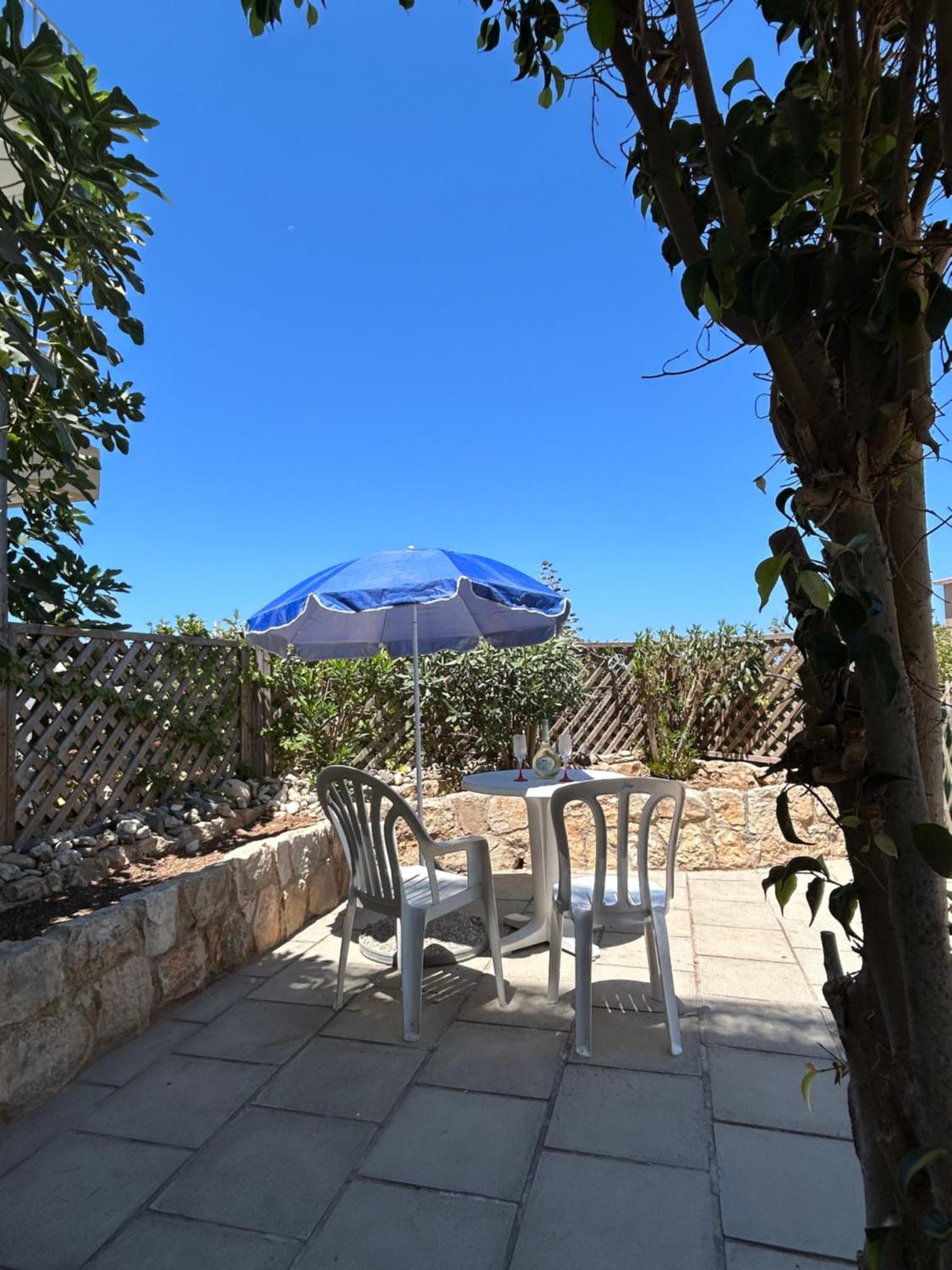 Seaview apartment with garden & pool