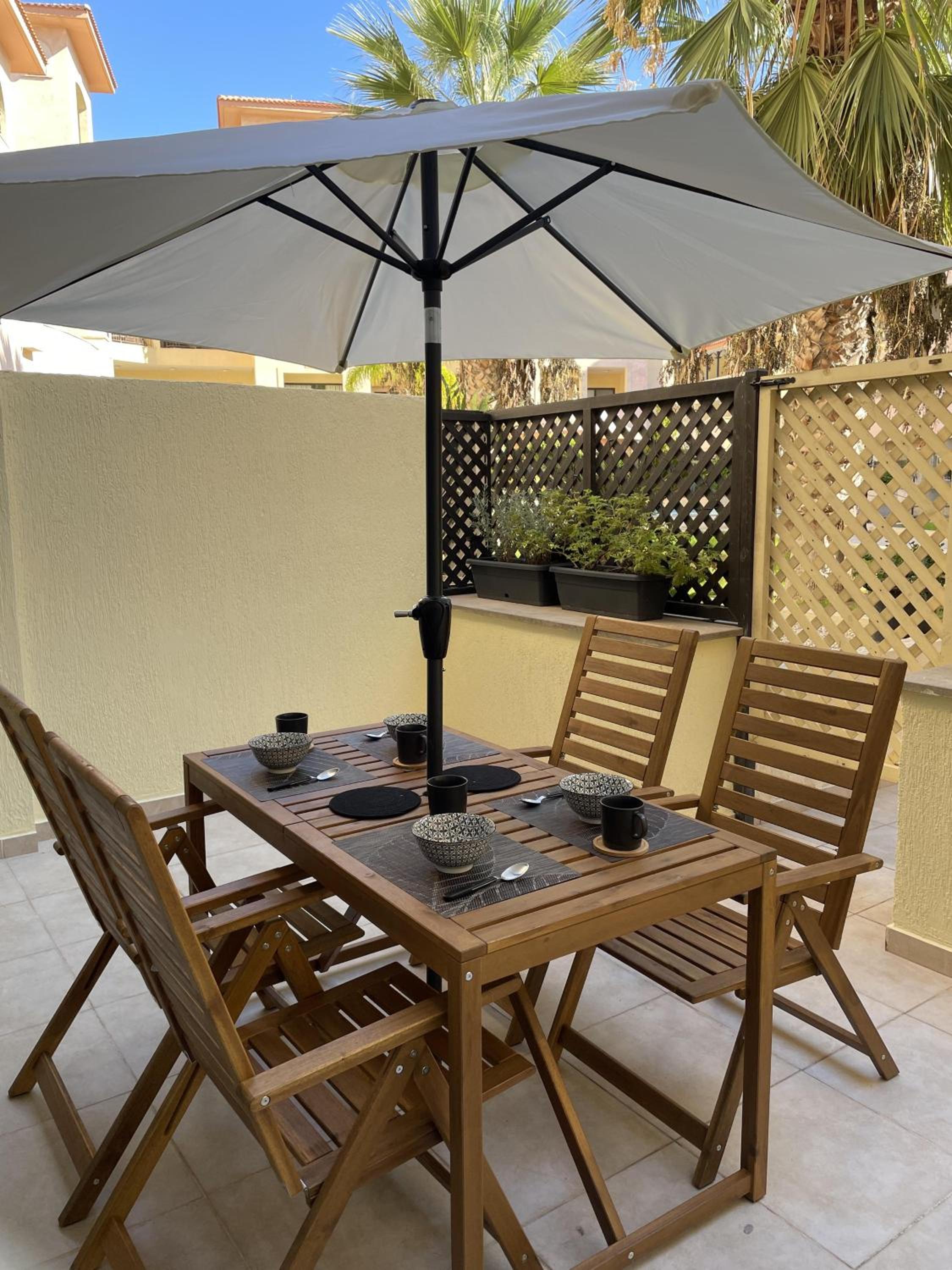 2 Bed Townhouse Sleeps 4 - Pool - Patio & Balcony