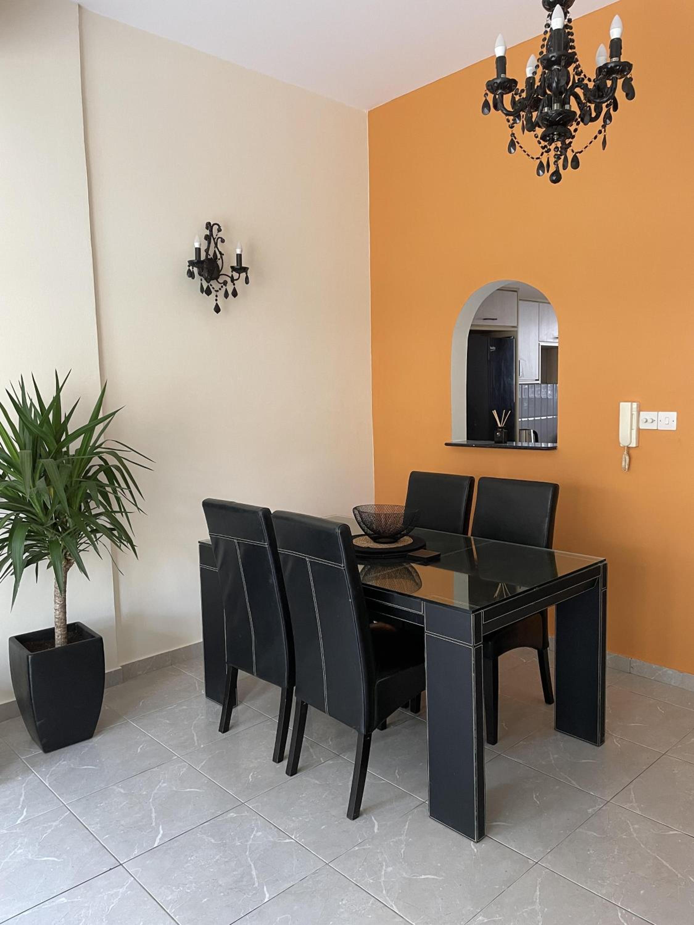 2 Bed Townhouse Sleeps 4 - Pool - Patio & Balcony