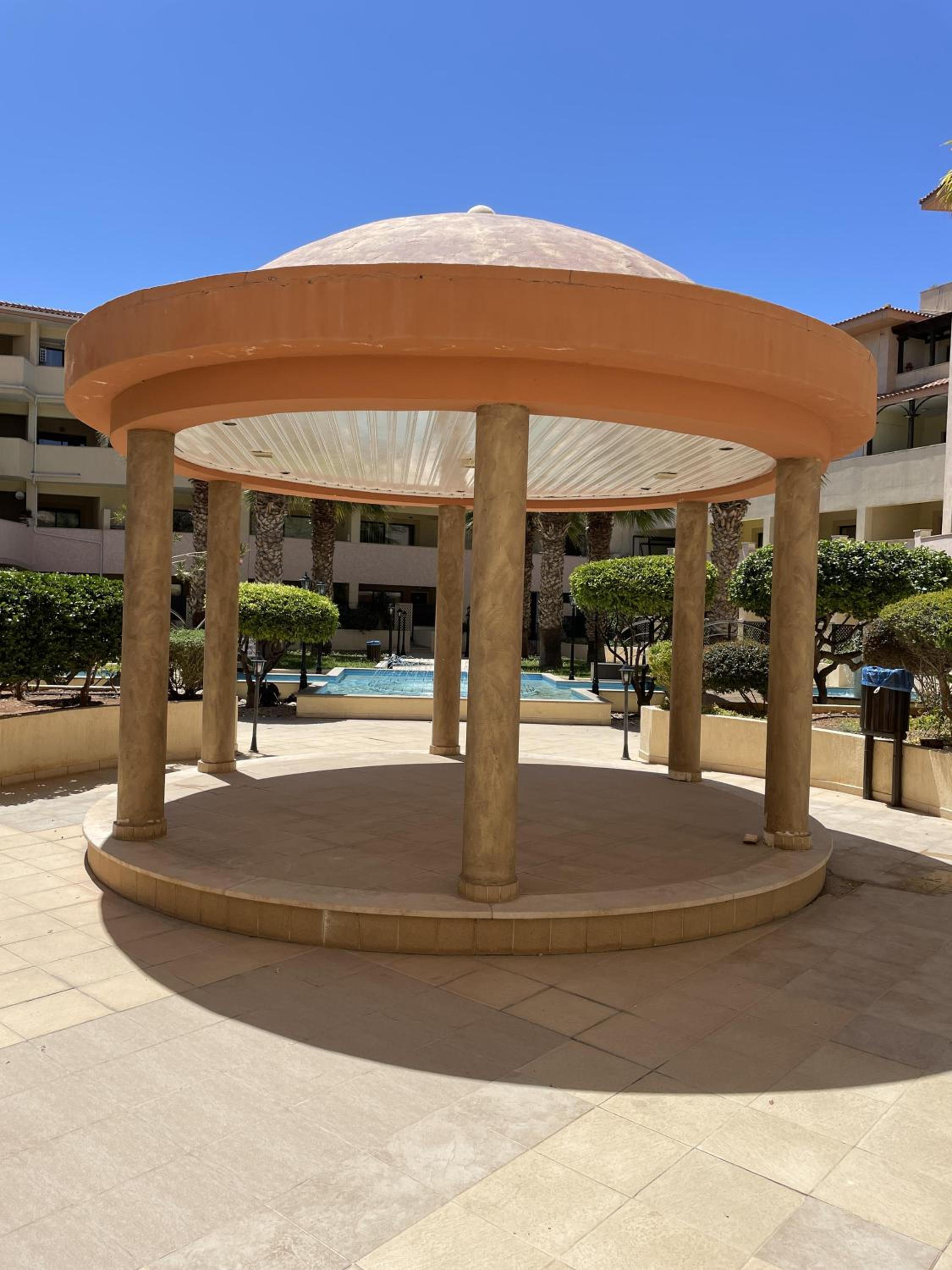 2 Bed Townhouse Sleeps 4 - Pool - Patio & Balcony