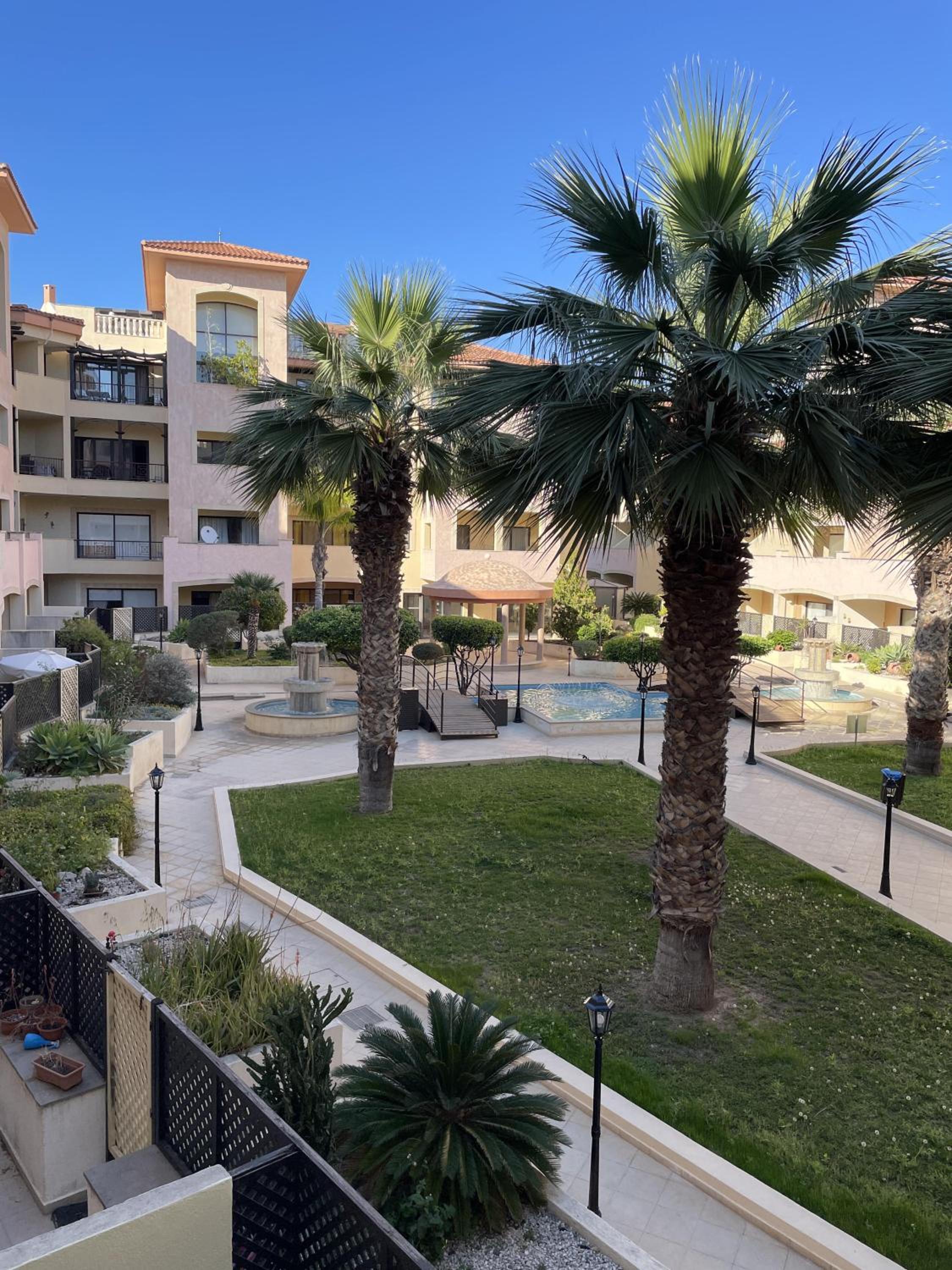2 Bed Townhouse Sleeps 4 - Pool - Patio & Balcony