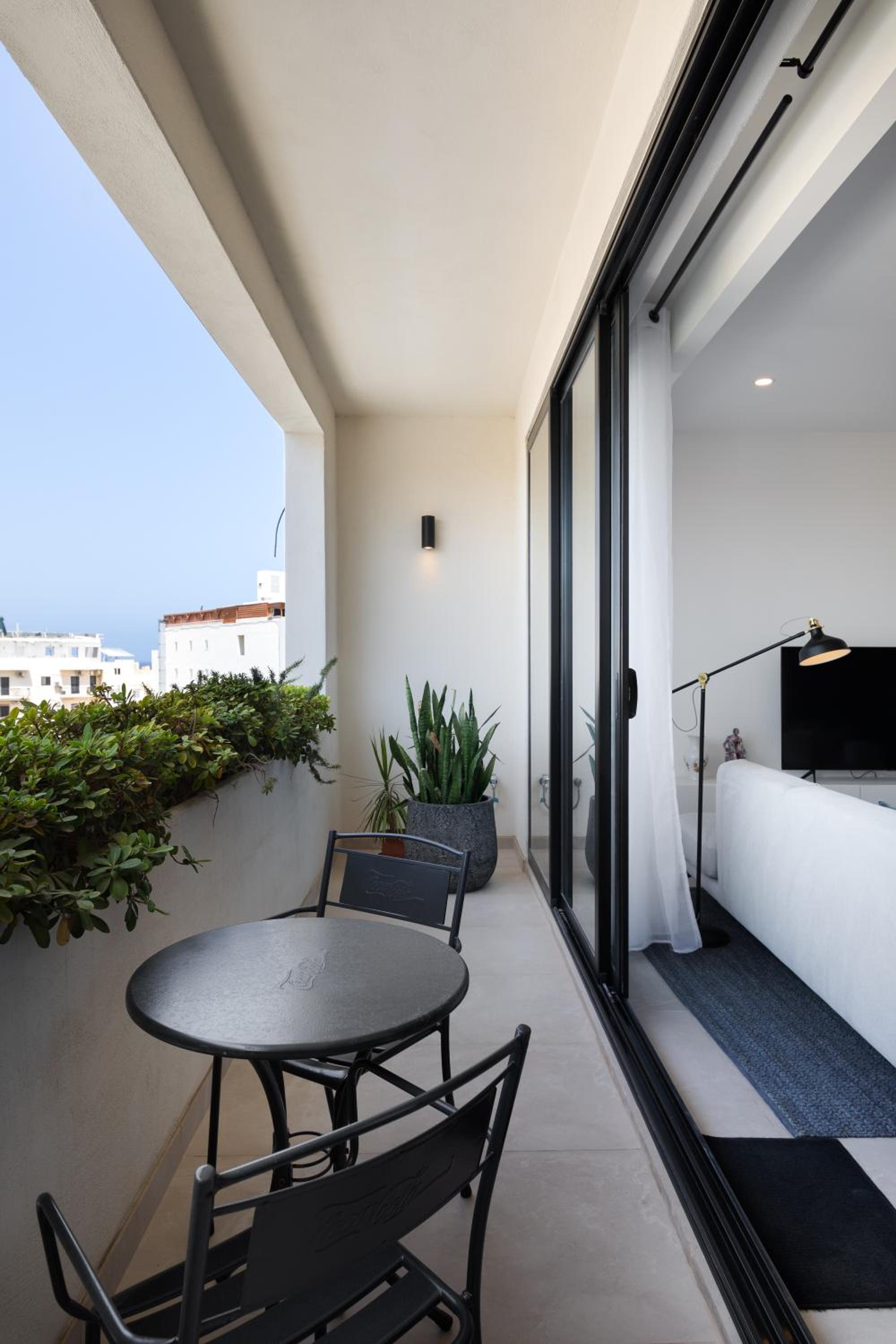 Modern 1BR Spacious Apartment with Terrace - Close to St Thomas Bay view 3