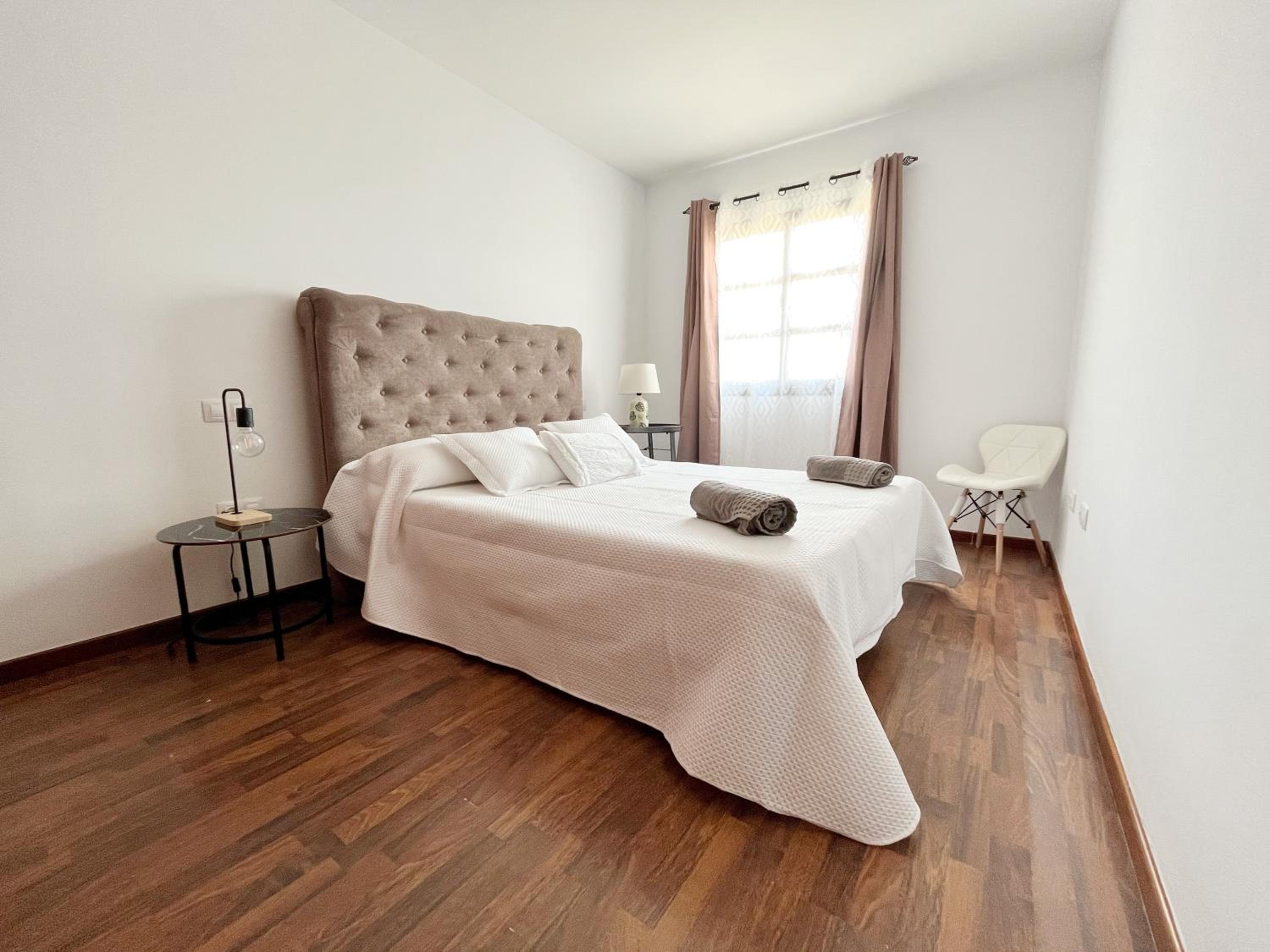 Villa - Sleeps 6 - Pool - Pets Ok - Parking view 4