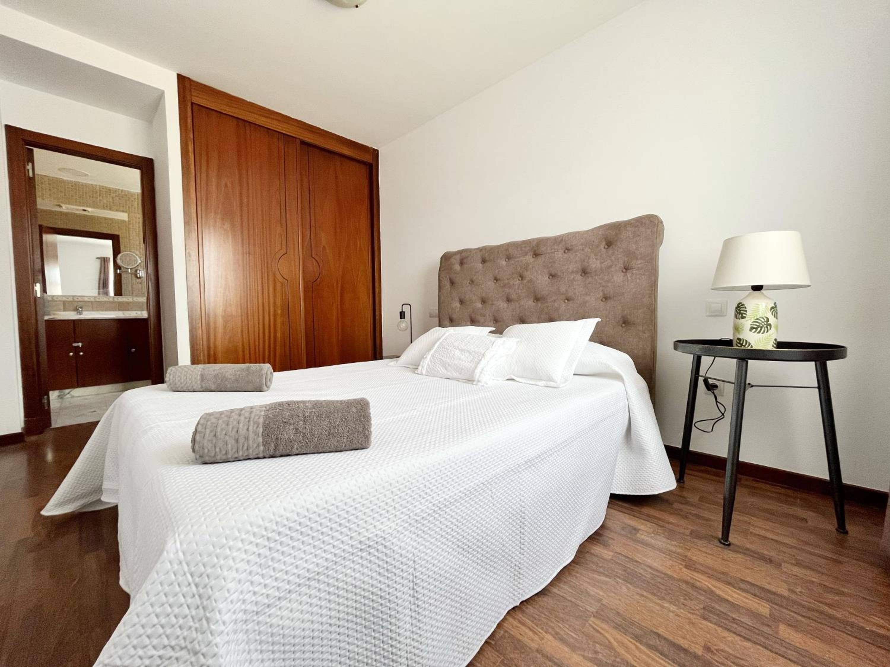 Villa - Sleeps 6 - Pool - Pets Ok - Parking view 3