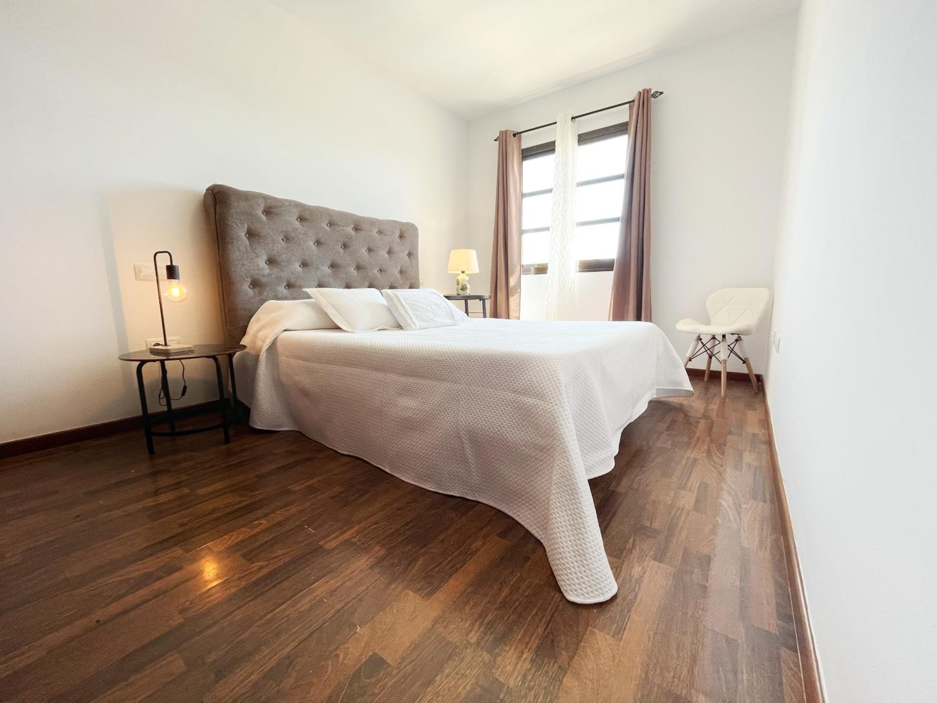 Villa - Sleeps 6 - Pool - Pets Ok - Parking view 2