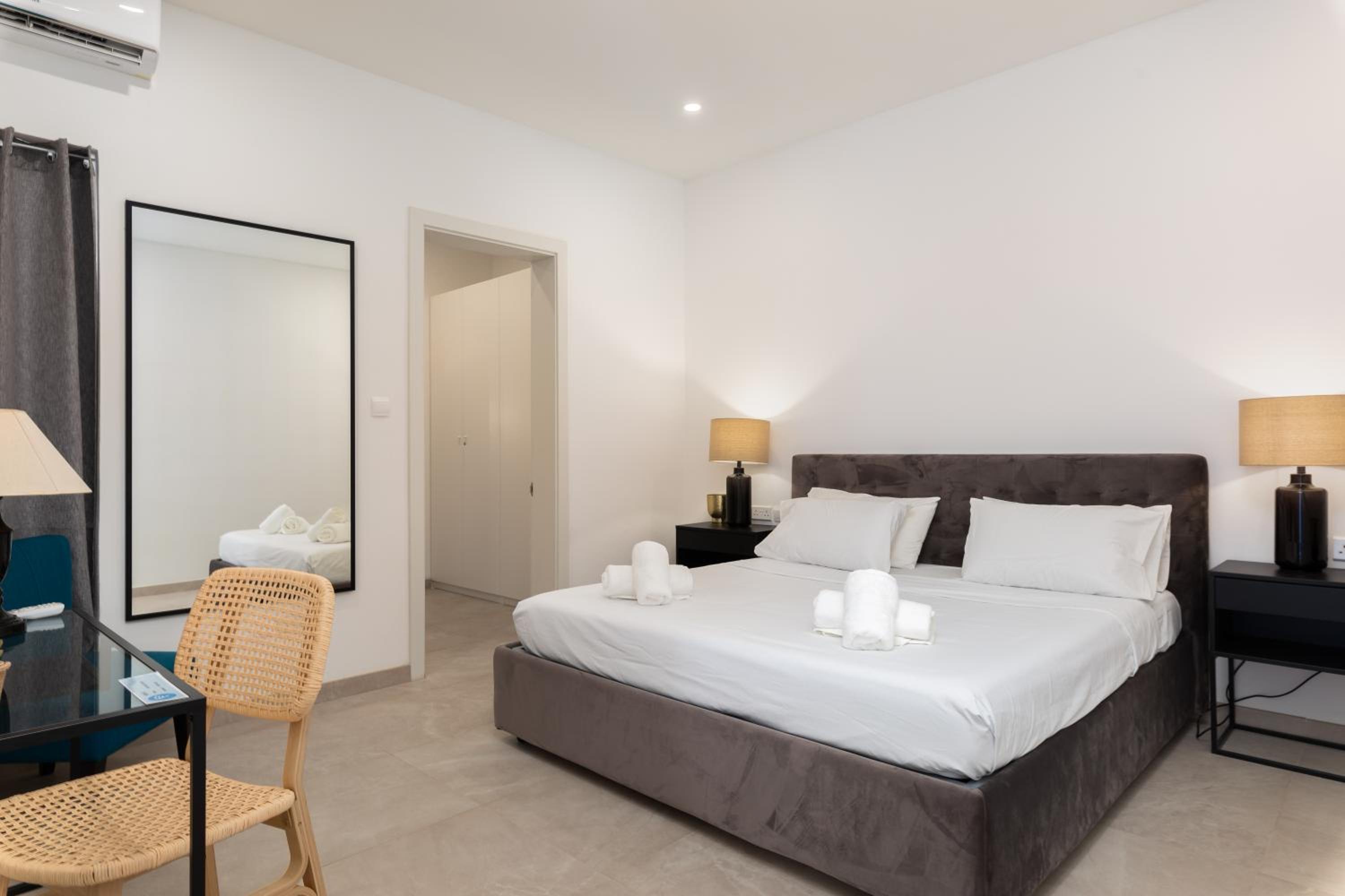 Modern 1BR Spacious Apartment with Terrace - Close to St Thomas Bay view 5