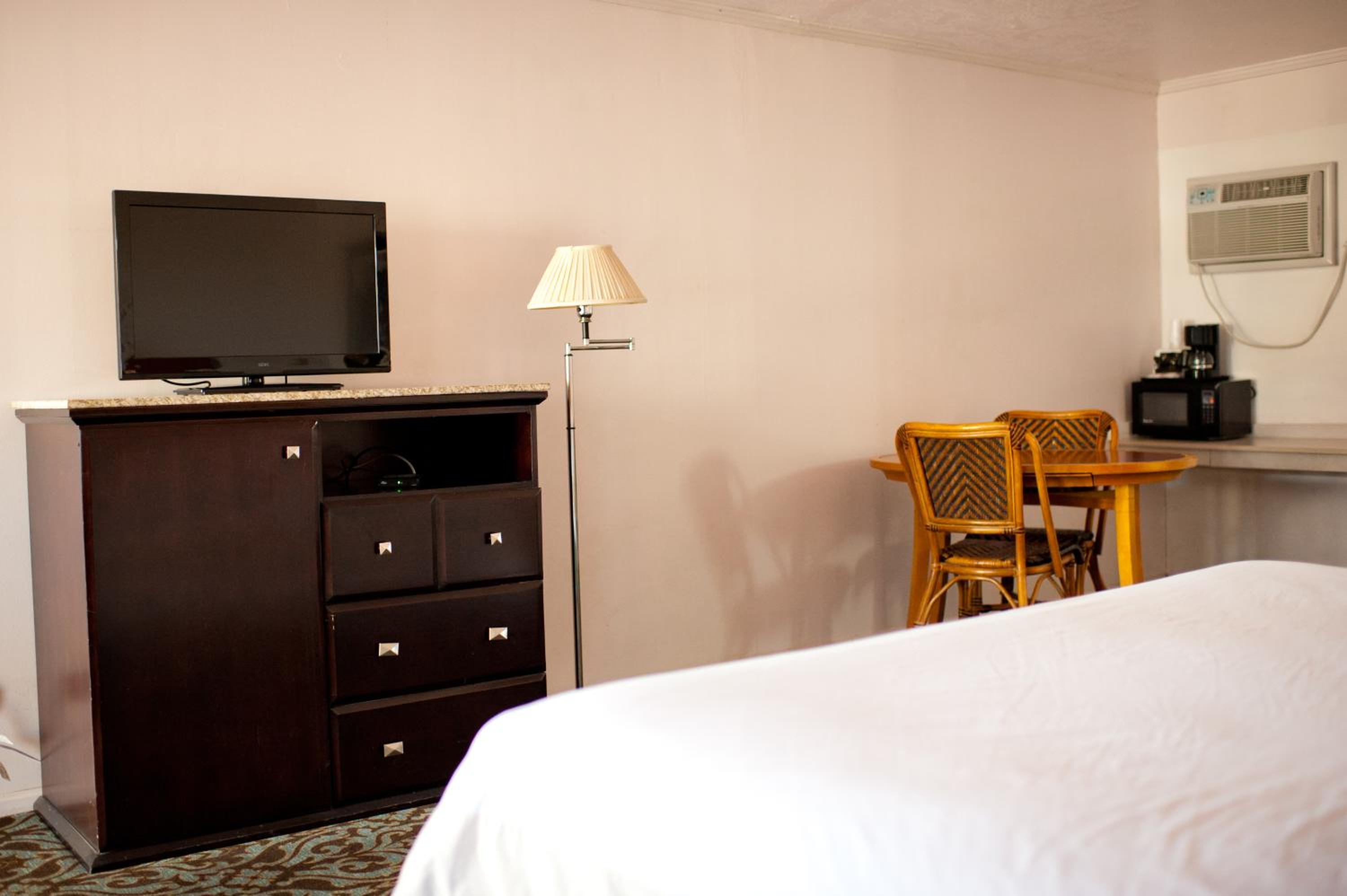 Emerald Inn & Lounge