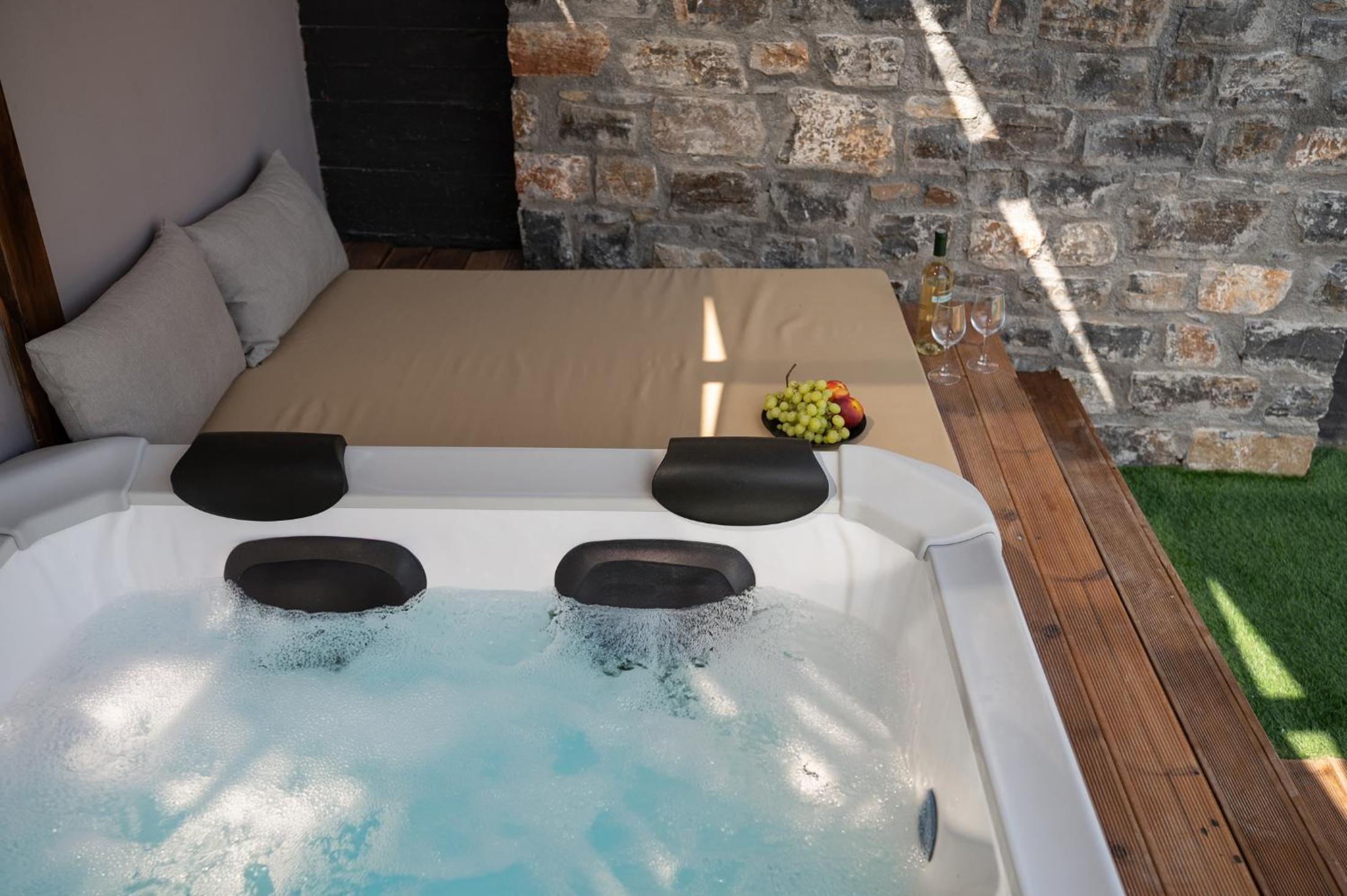 Majestic Manor with outdoor Jacuzzi by 8essentially view 2