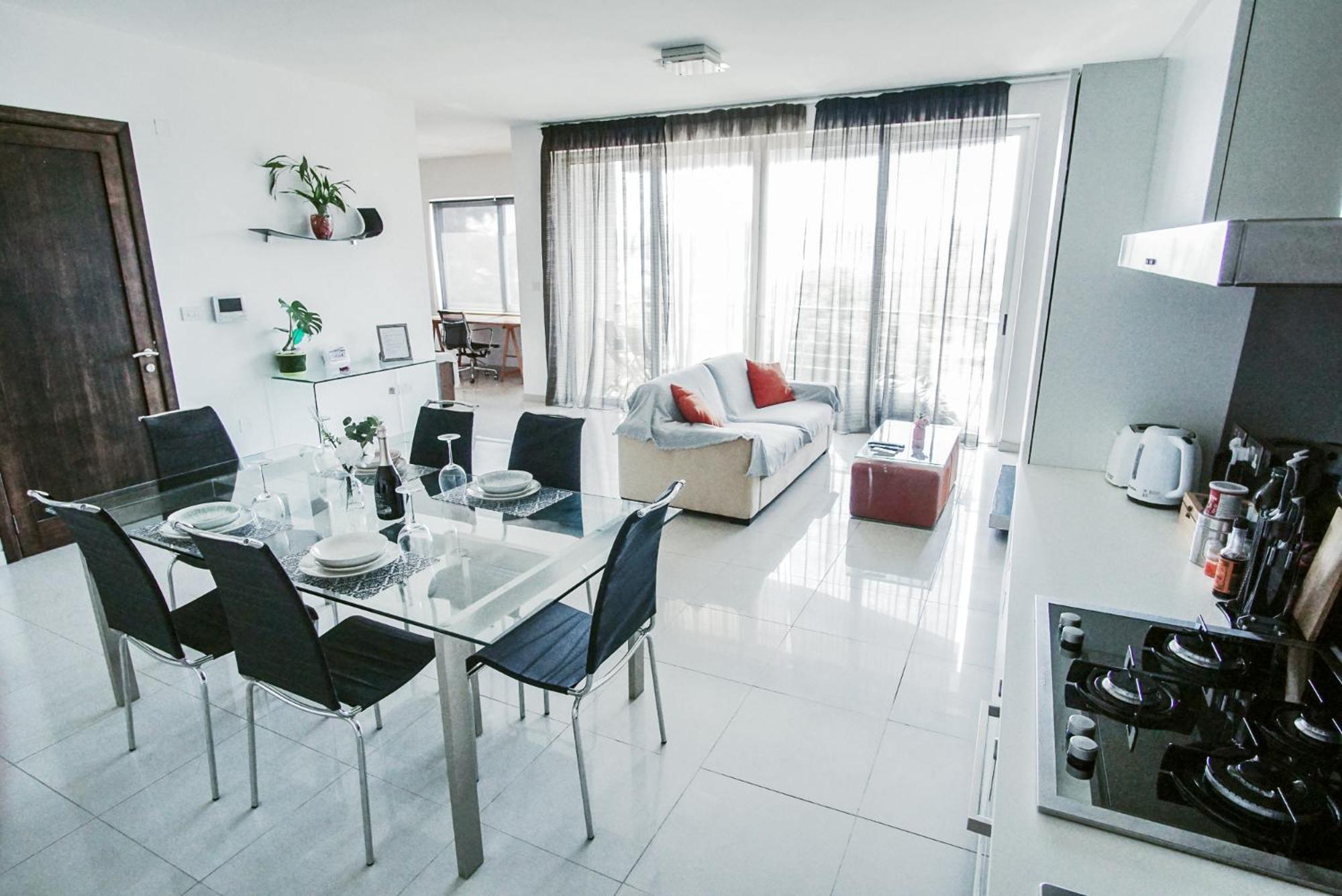 Stunning Seafront Apartment with Marina and Valletta views in Malta photo 4