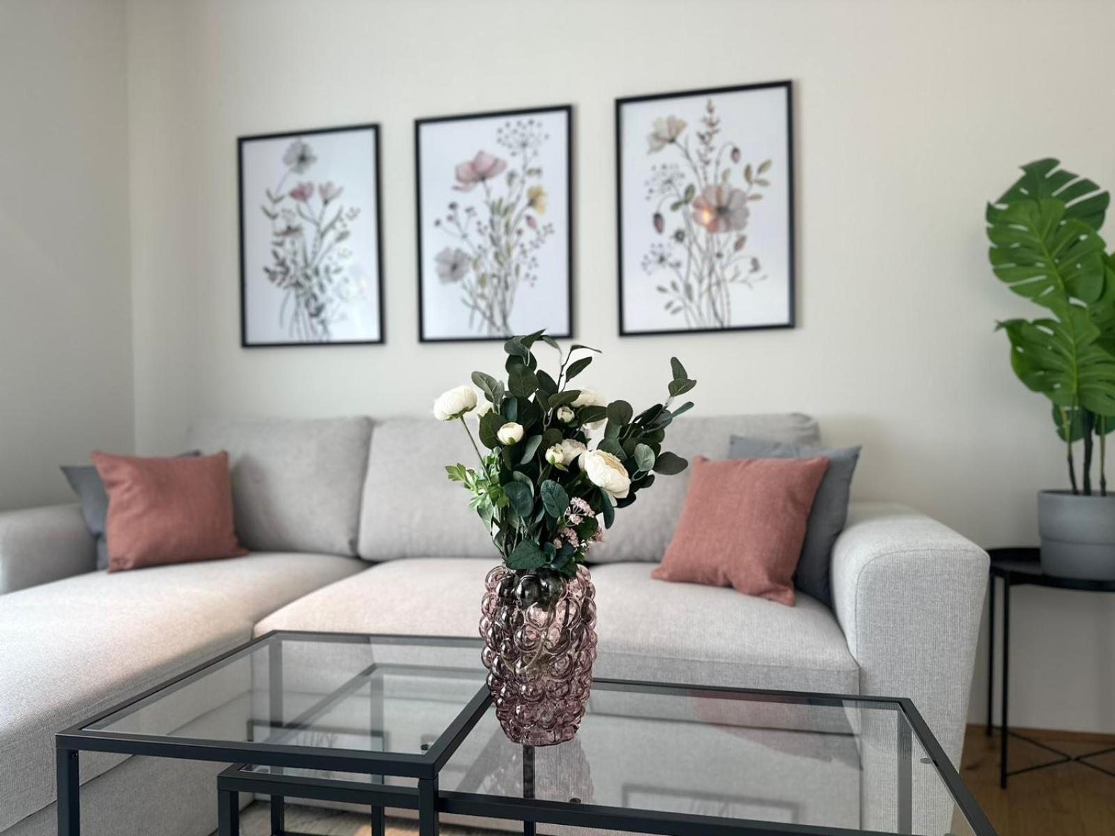 Free Parking I Balcony I 5 min to Train Station