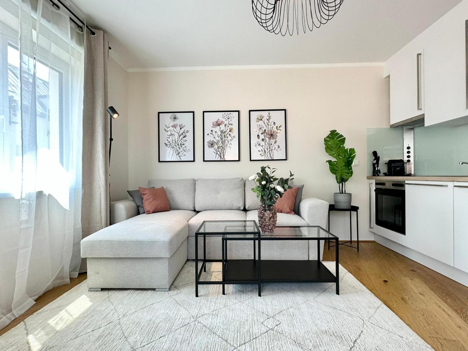 Free Parking I Balcony I 5 min to Train Station