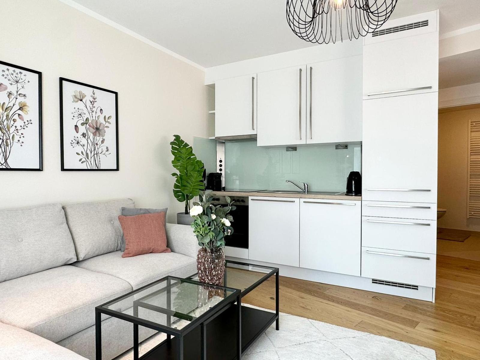 Free Parking I Balcony I 5 min to Train Station