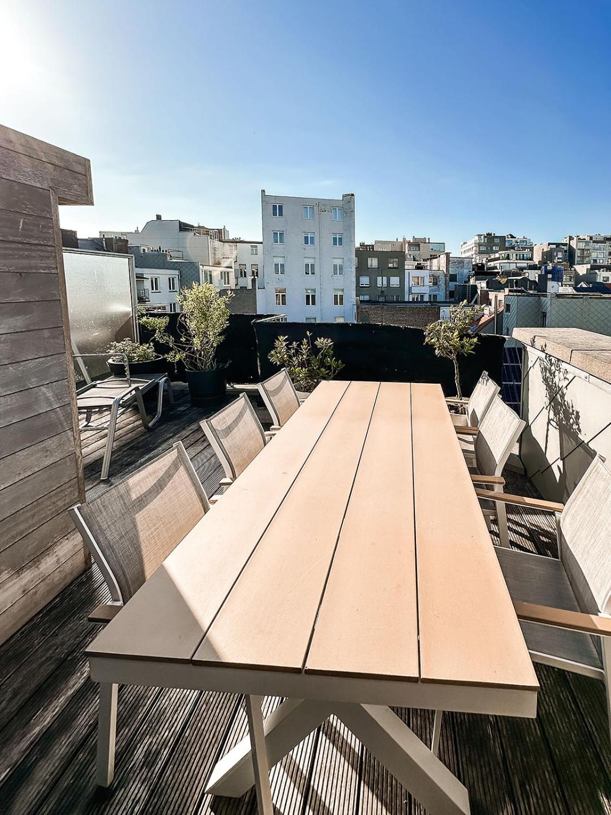 Modern appartement centrum Oostende met enorm dakterras (parking beschikbaar)