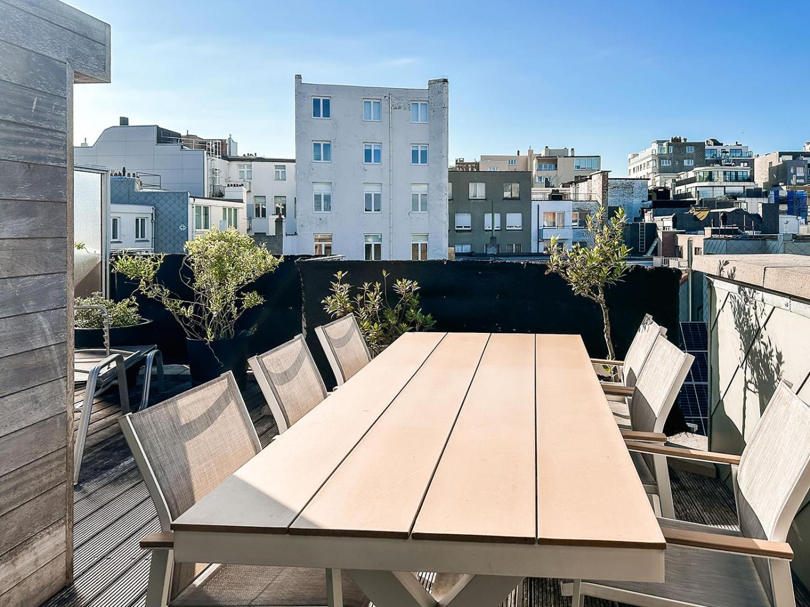 Modern appartement centrum Oostende met enorm dakterras (parking beschikbaar)