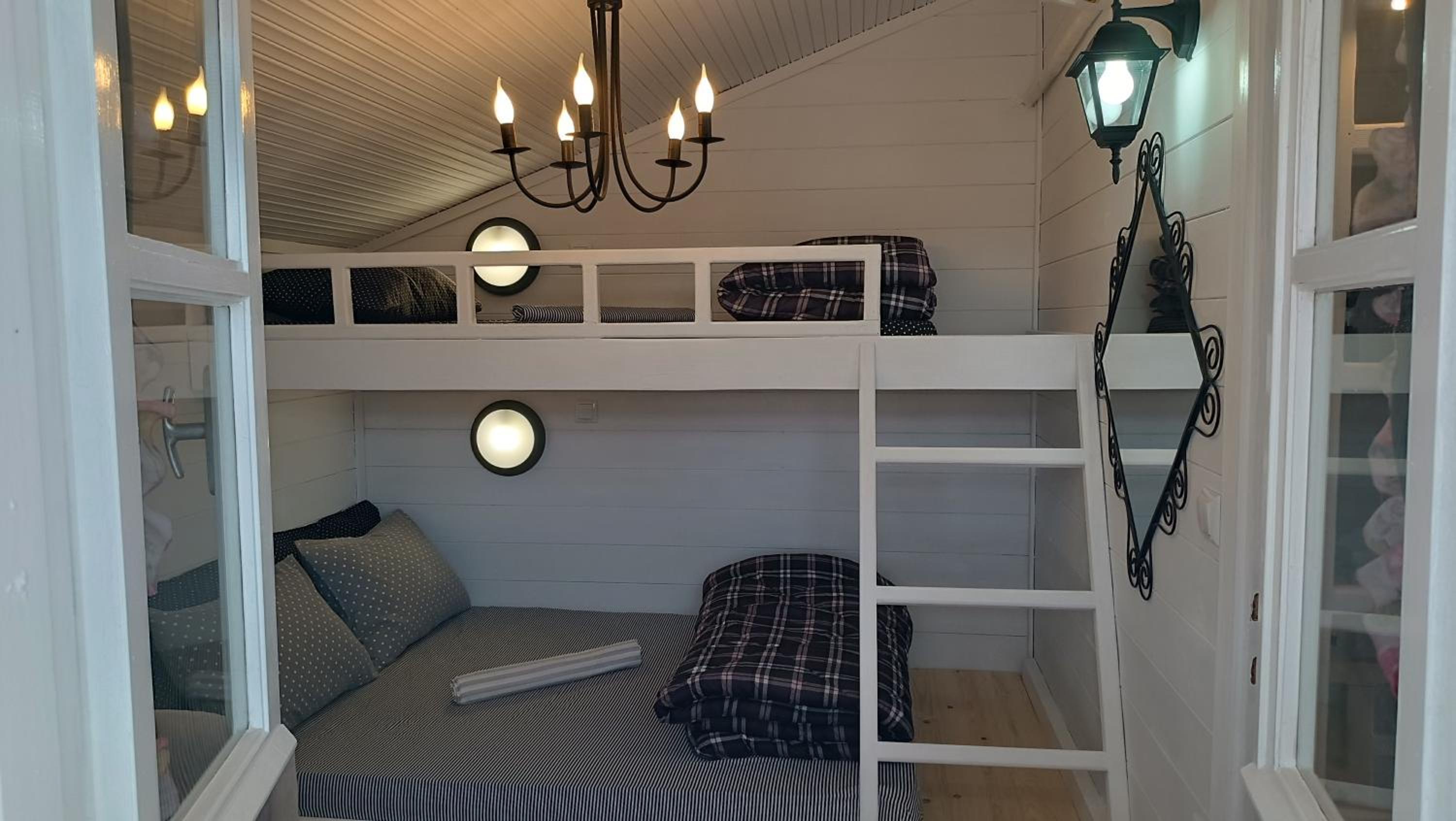VINTAGE Cottage by the sea
