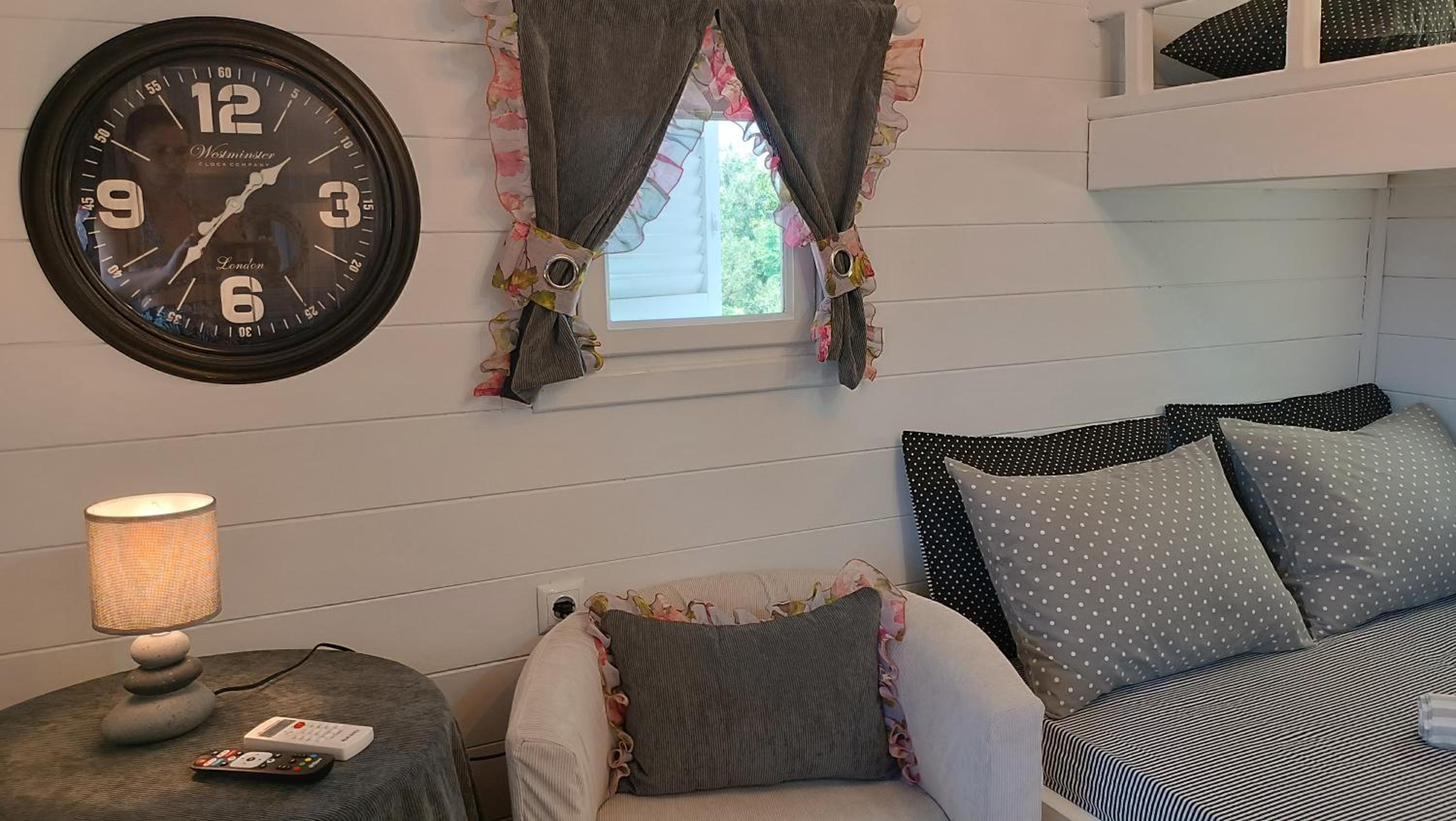VINTAGE Cottage by the sea