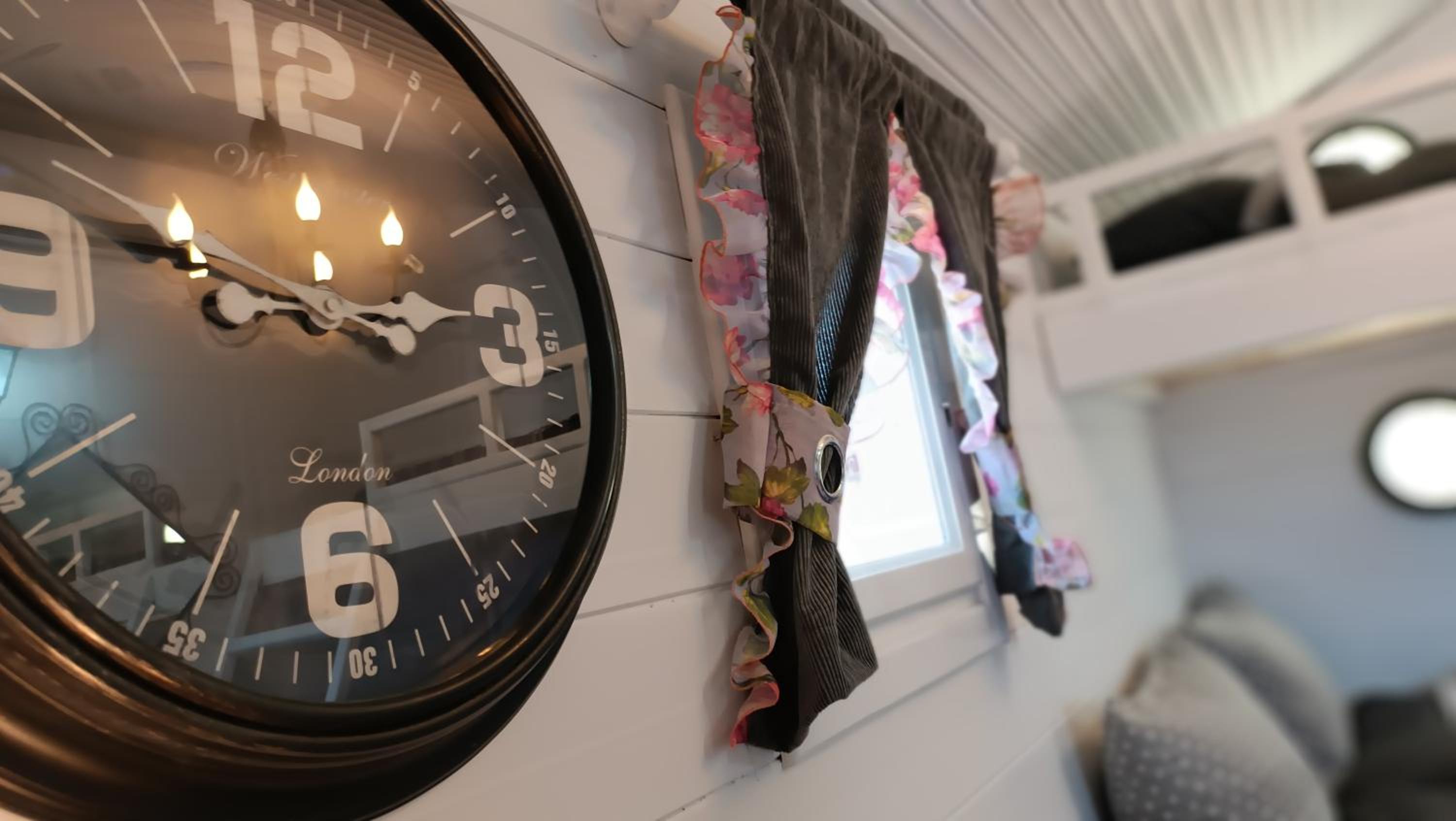 VINTAGE Cottage by the sea