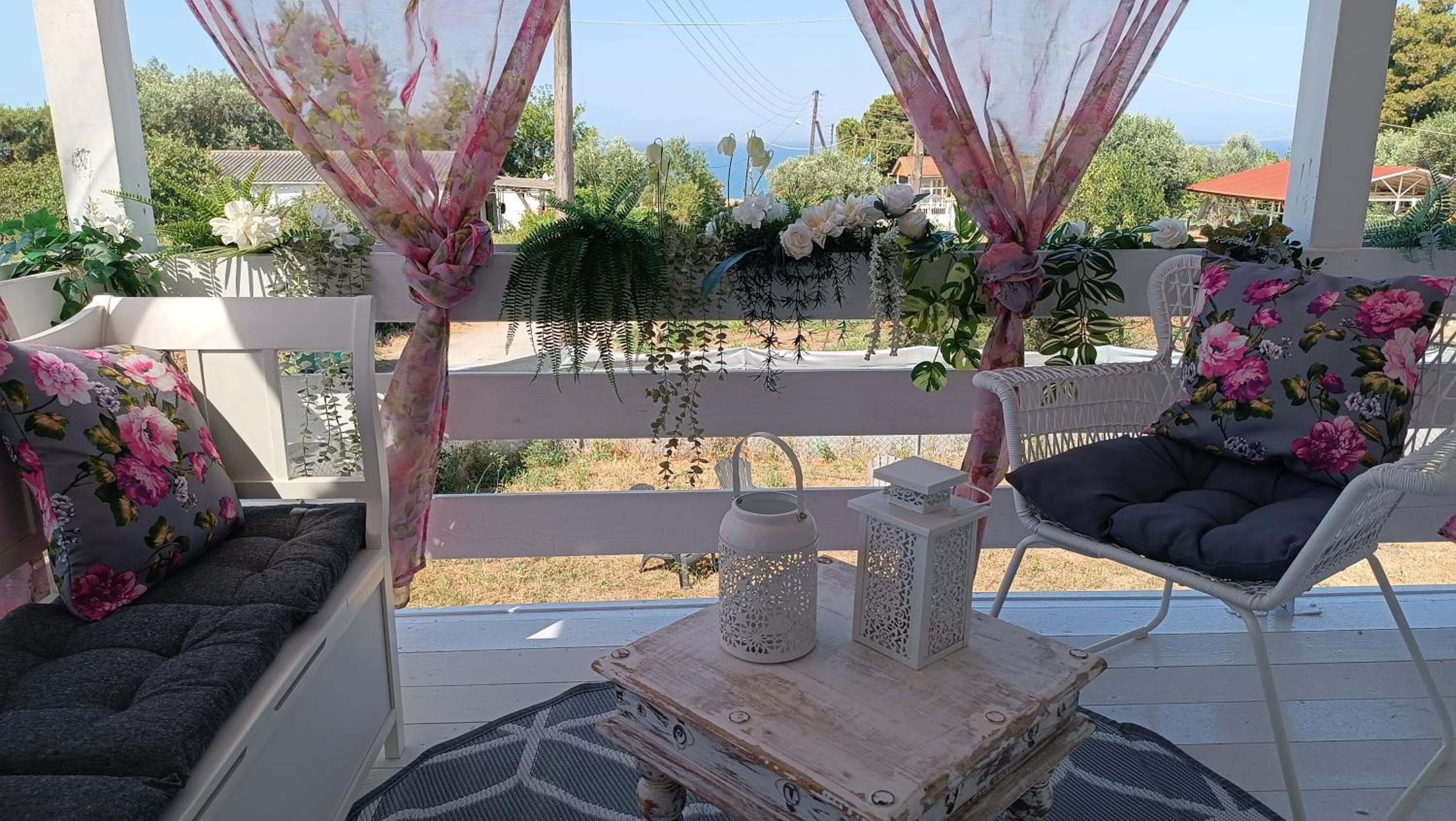 VINTAGE Cottage by the sea