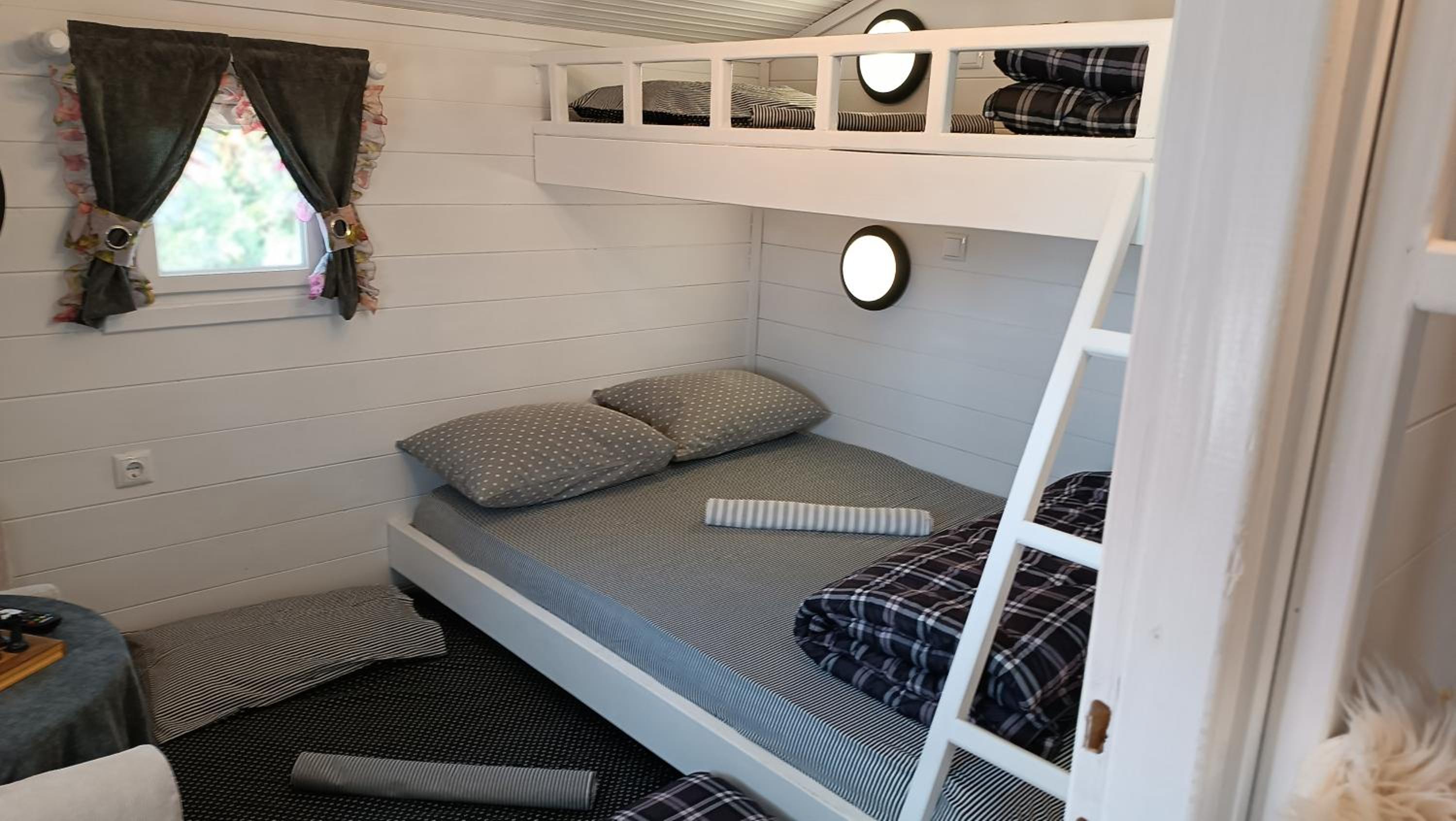 VINTAGE Cottage by the sea