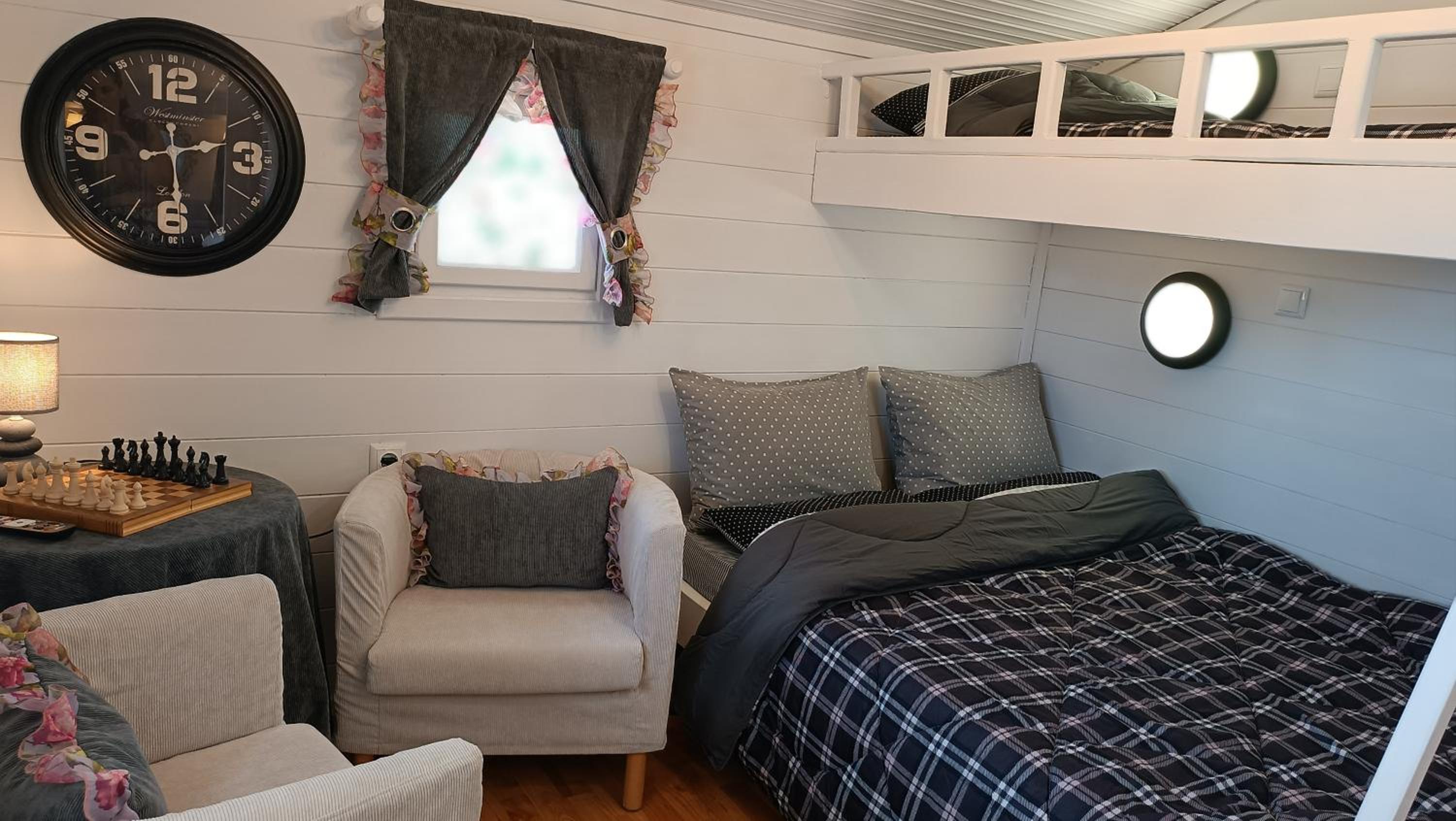 VINTAGE Cottage by the sea