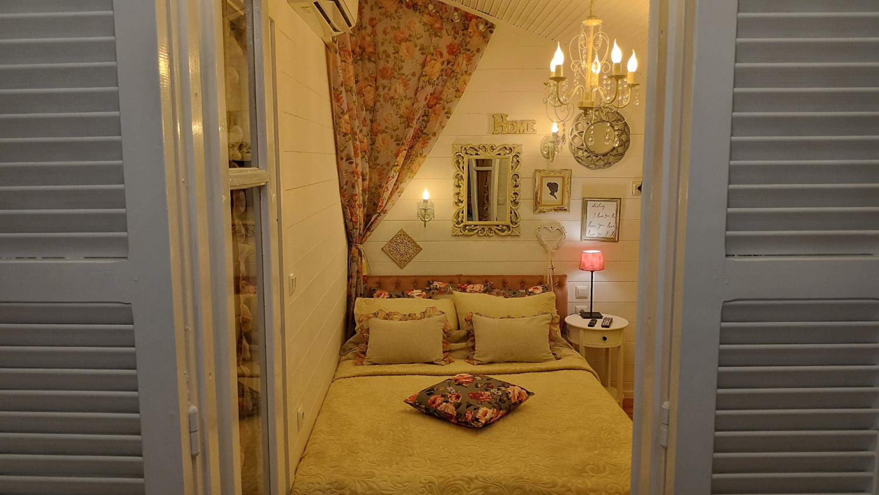 VINTAGE Cottage by the sea
