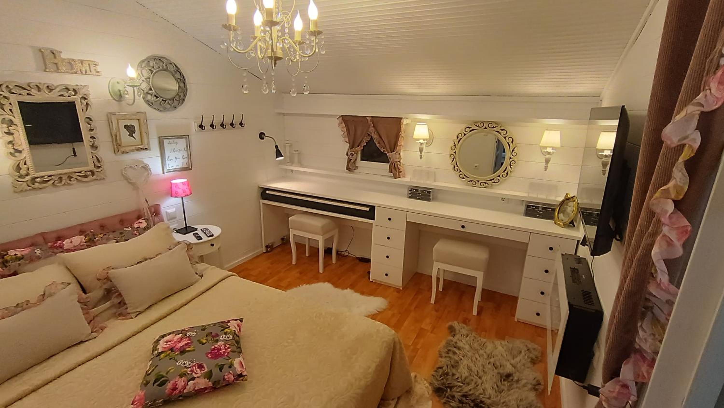 VINTAGE Cottage by the sea