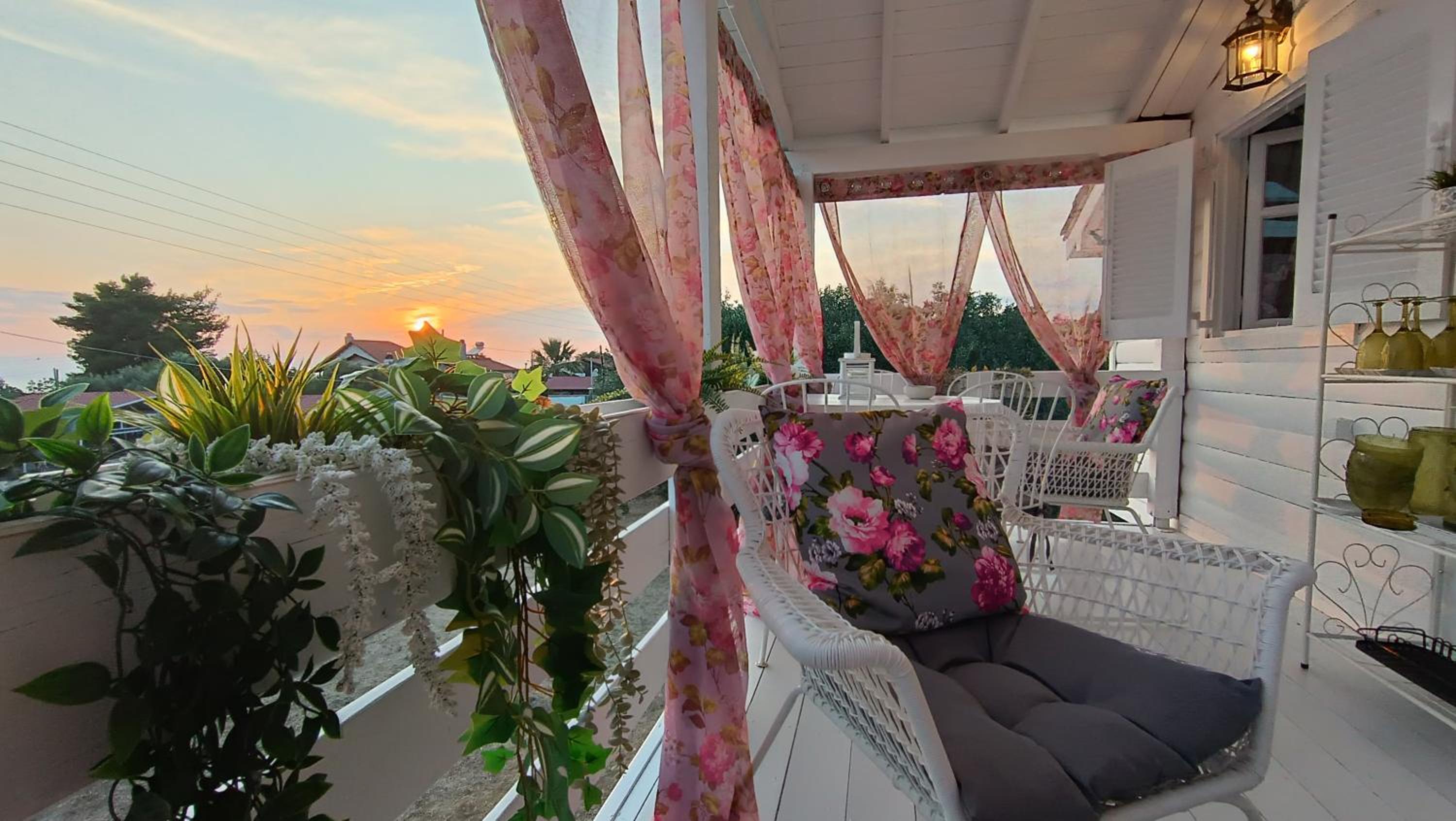 VINTAGE Cottage by the sea