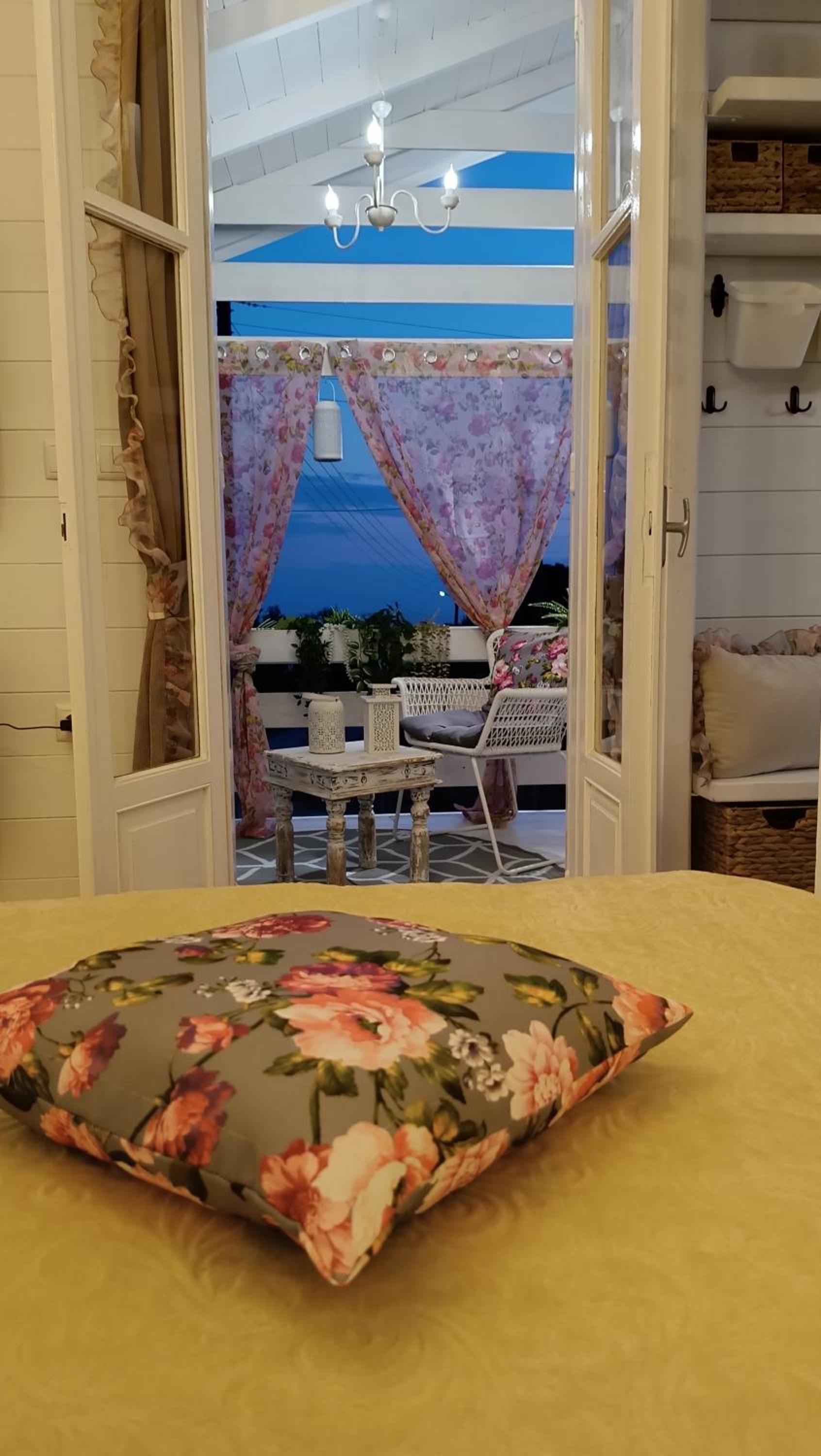 VINTAGE Cottage by the sea