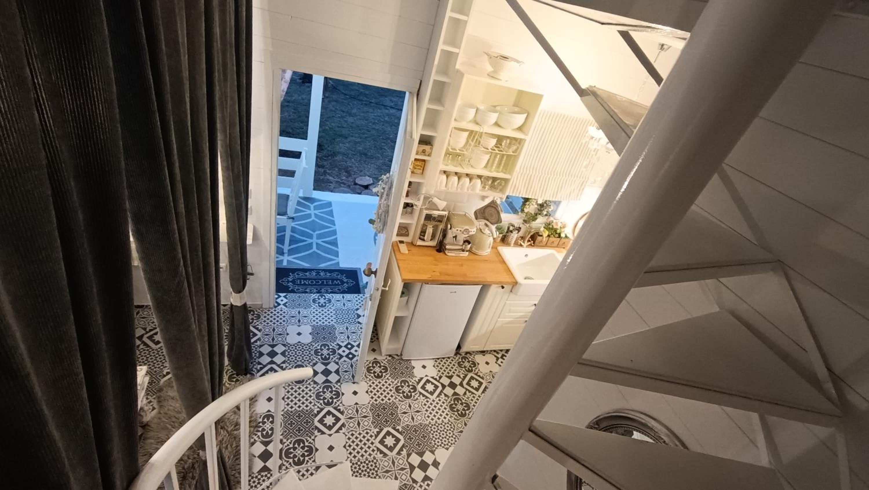 VINTAGE Cottage by the sea