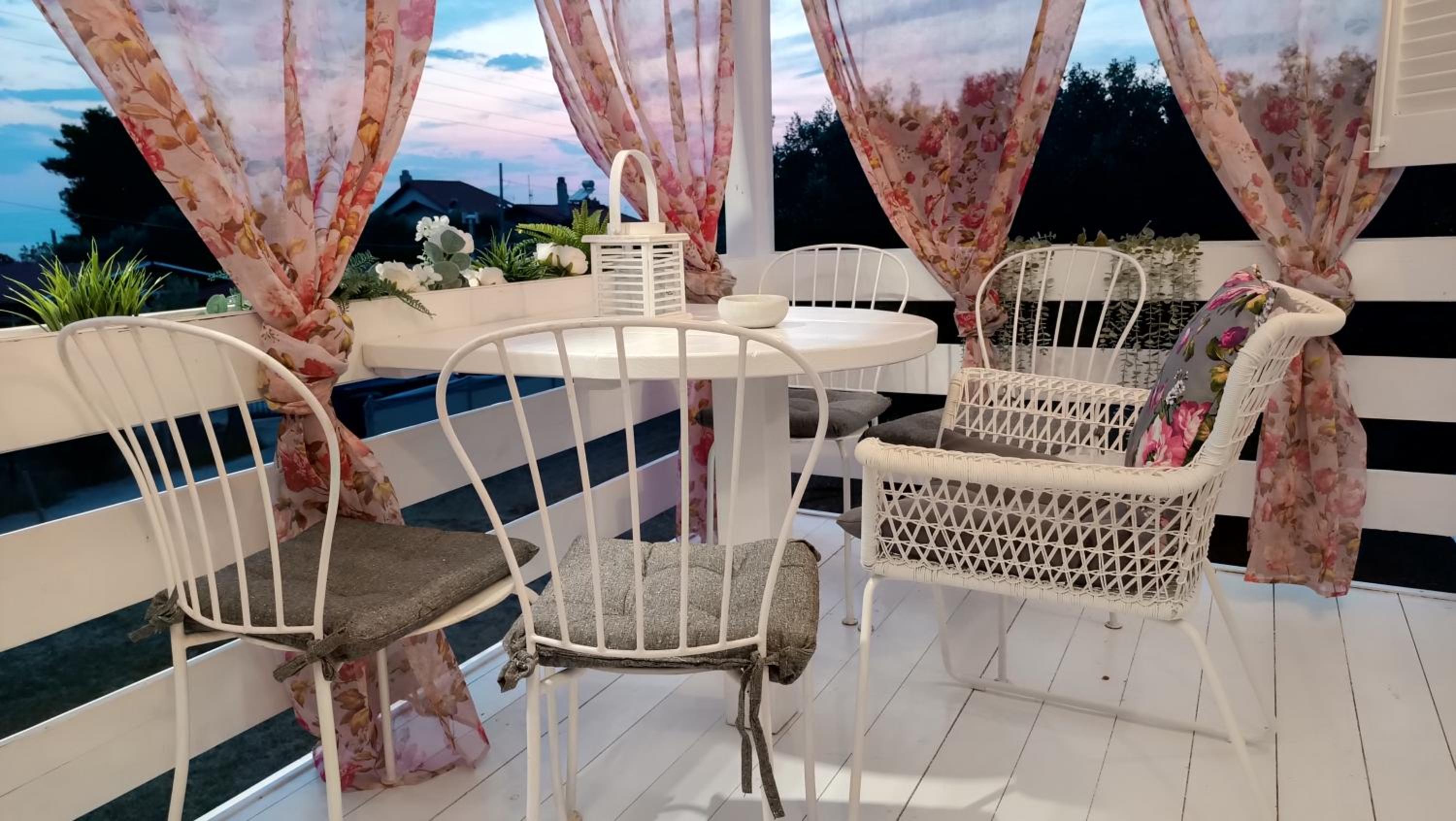 VINTAGE Cottage by the sea
