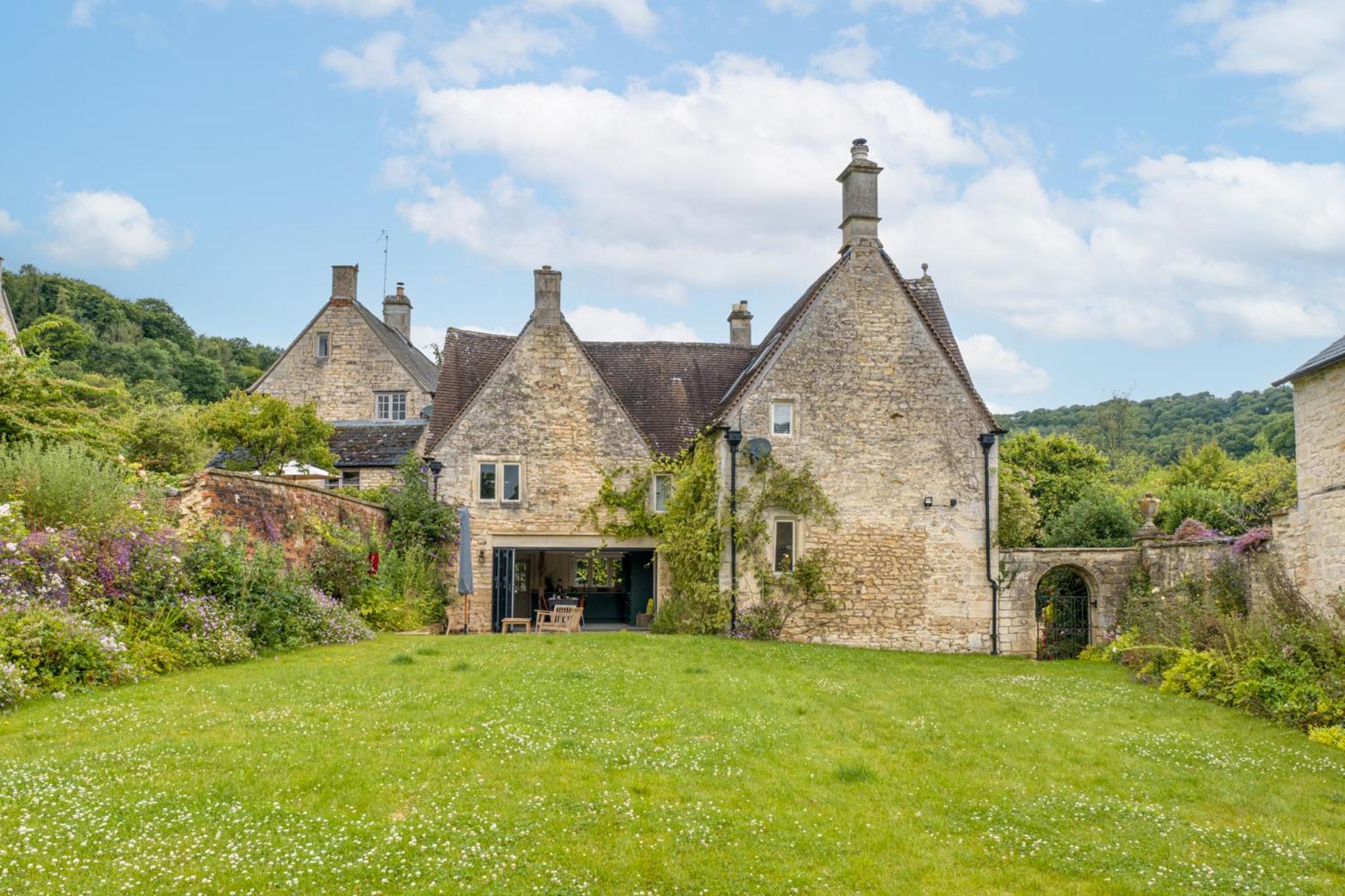 The Mill House - Beautiful 4BD Family Home! view 3