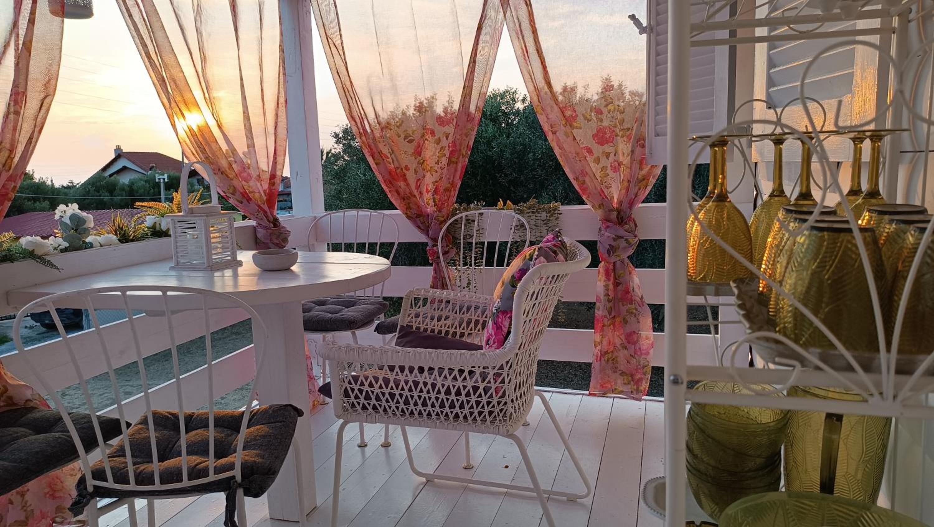VINTAGE Cottage by the sea