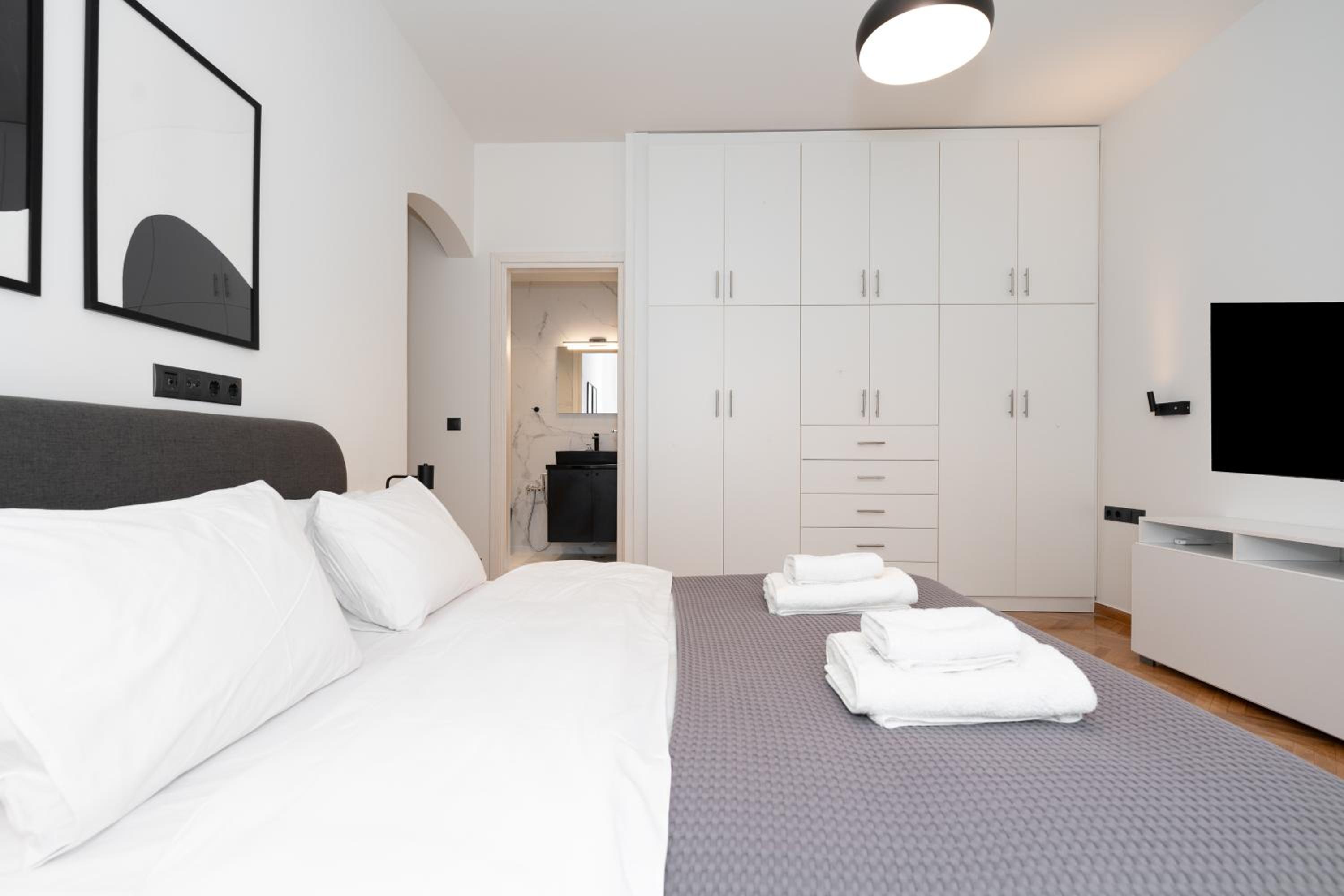 Kolonaki Elegant Apartment with Balcony