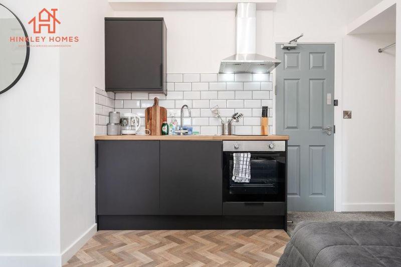 8 Bedrooms Ensuite Nottingham Free Parking By Hinkley Homes view 3
