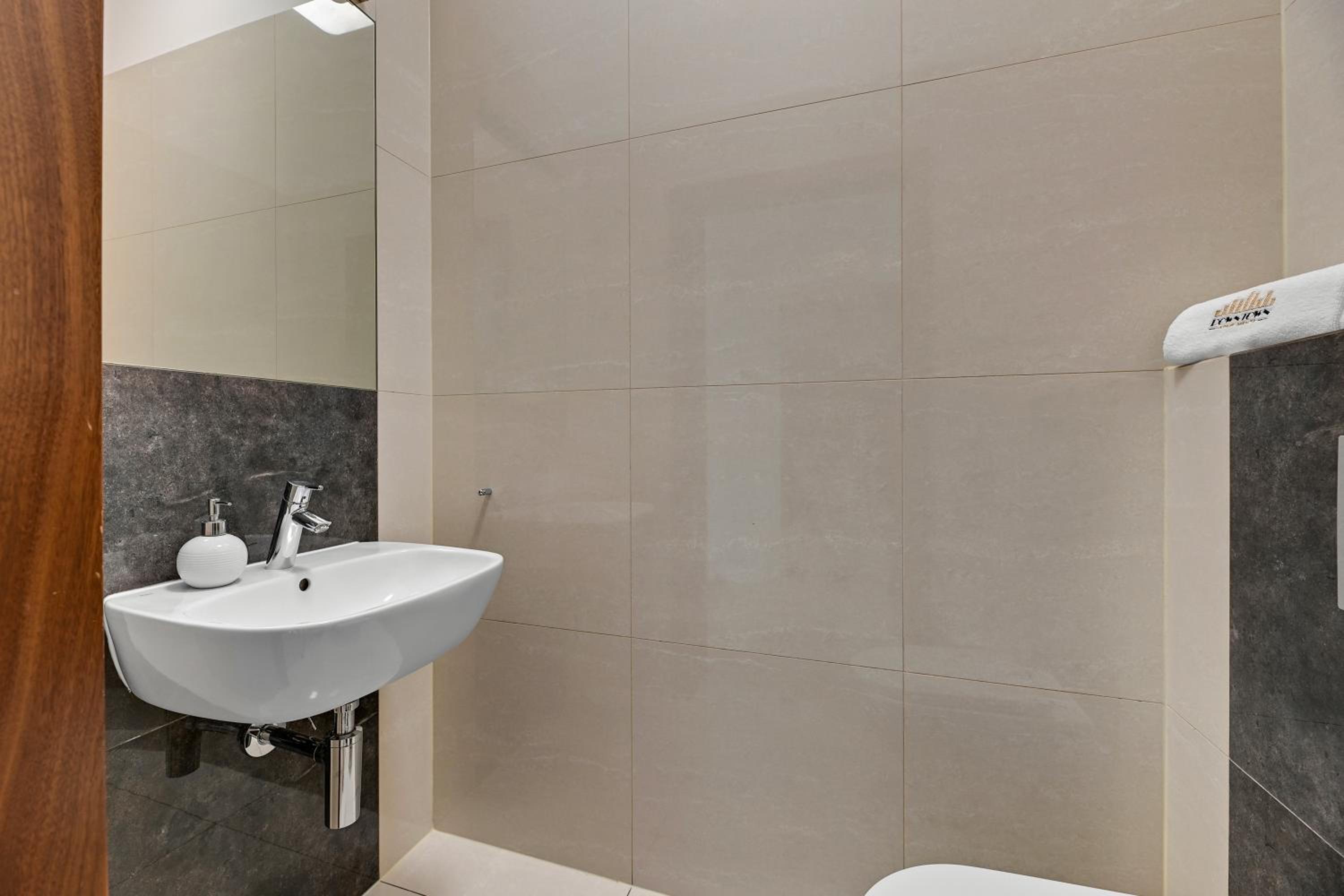 Symfonia Amazing River View Apartment by Downtown Apartments