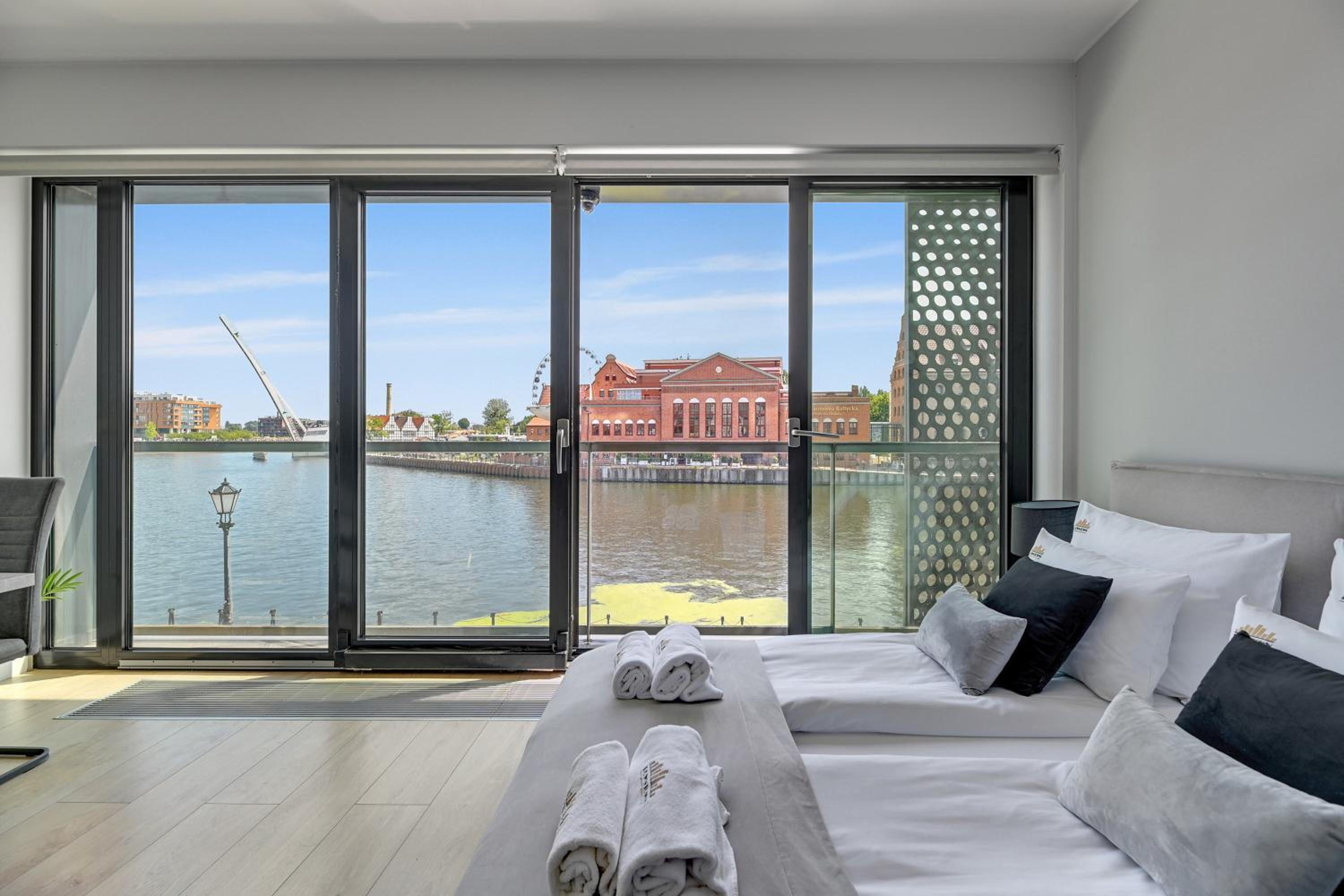 Symfonia Amazing River View Apartment by Downtown Apartments