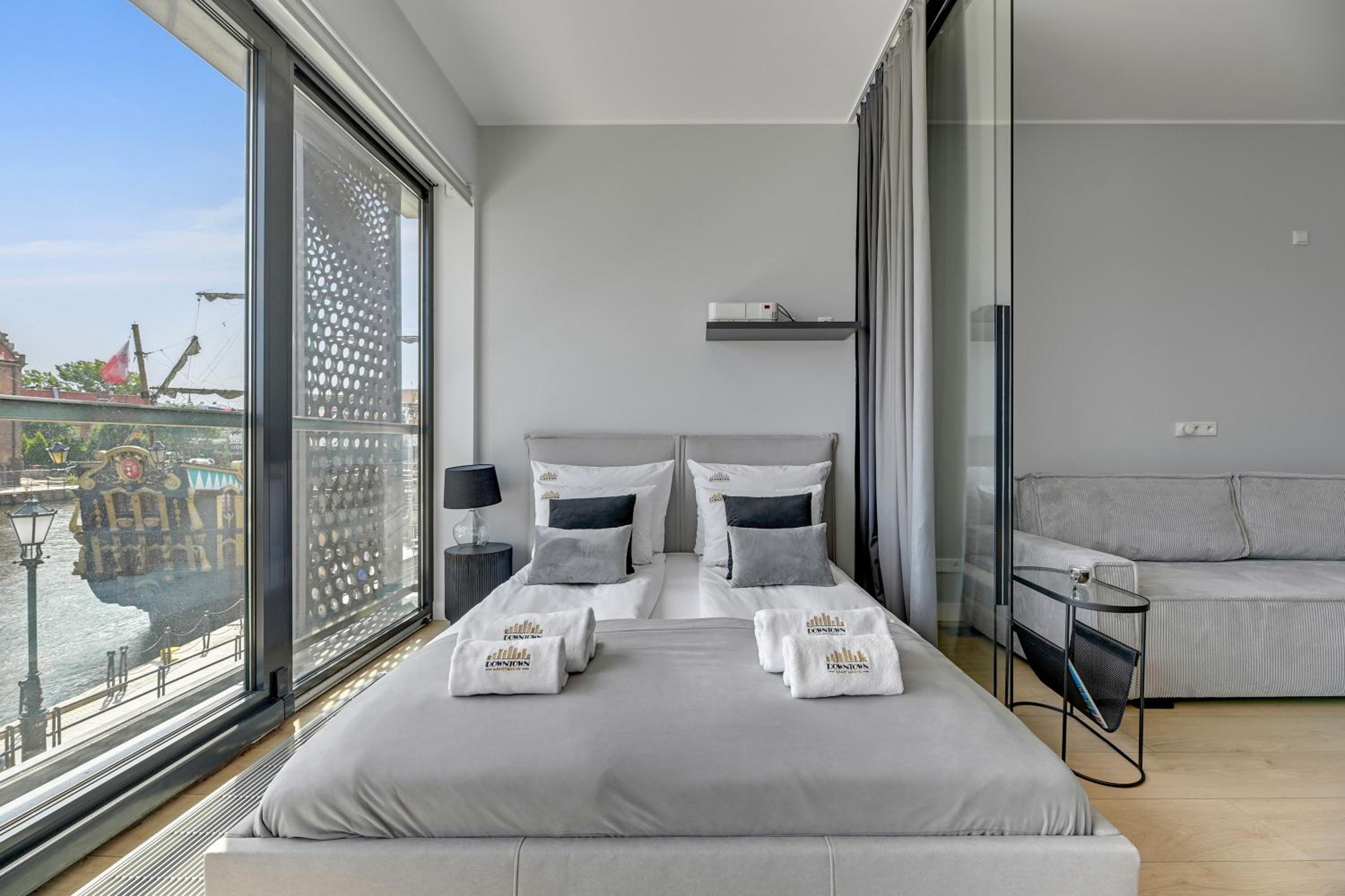 Symfonia Amazing River View Apartment by Downtown Apartments