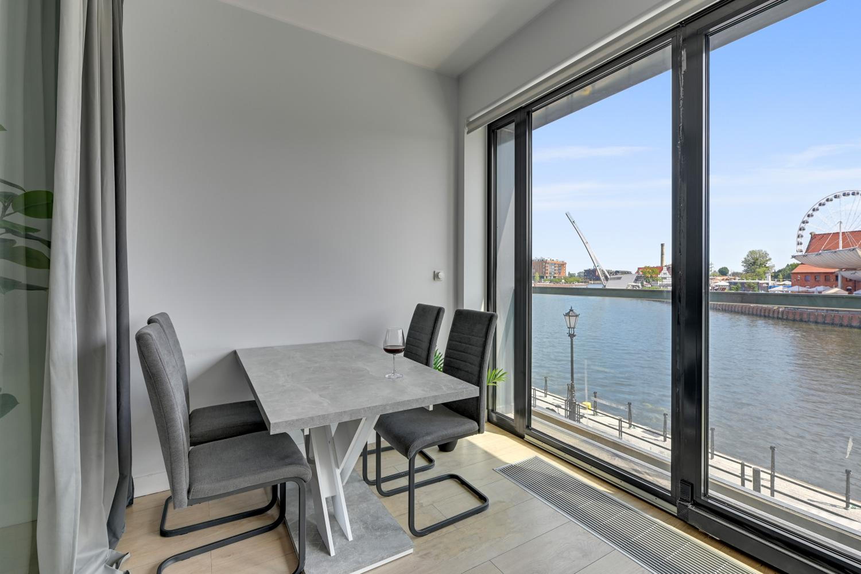 Symfonia Amazing River View Apartment by Downtown Apartments