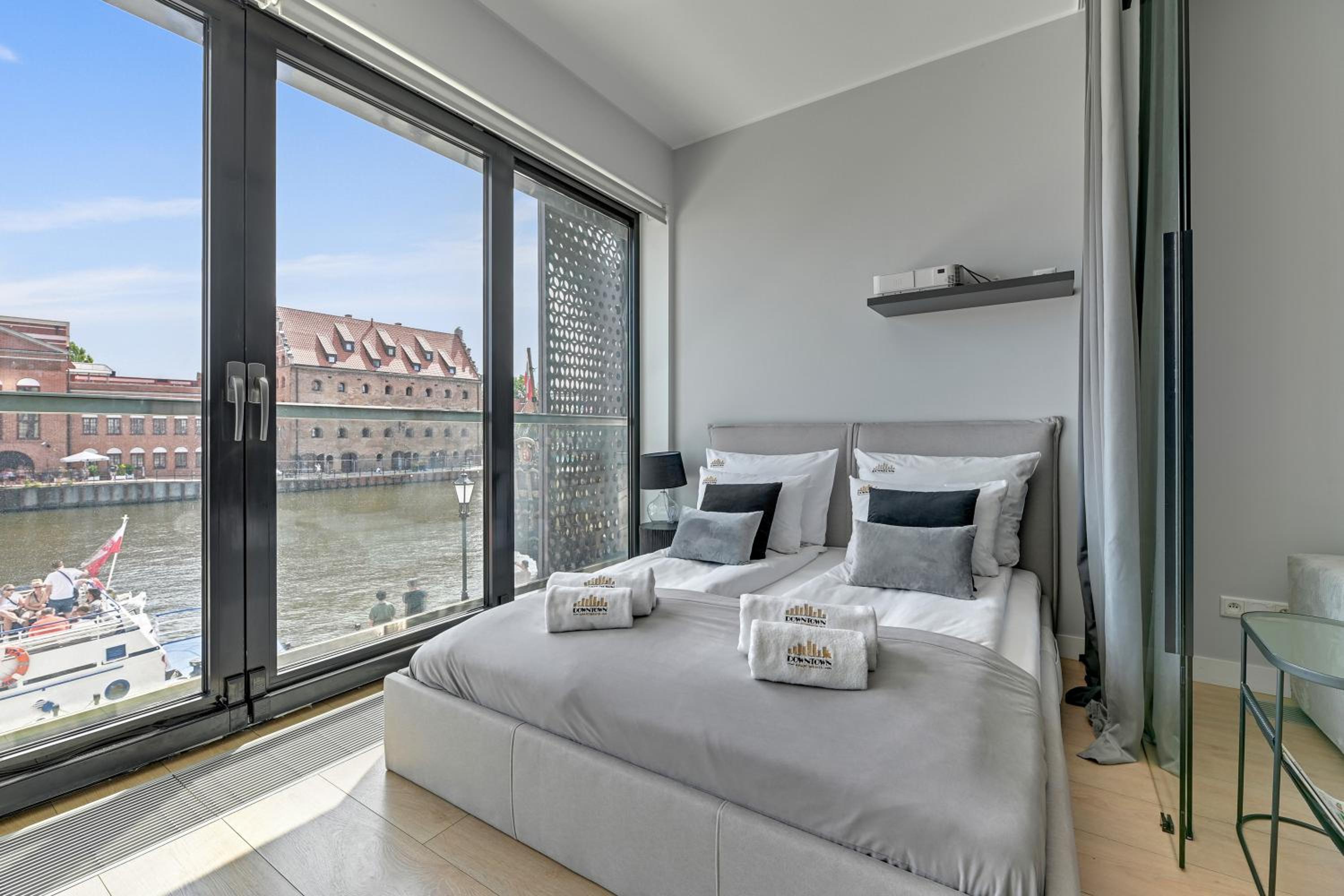 Symfonia Amazing River View Apartment by Downtown Apartments