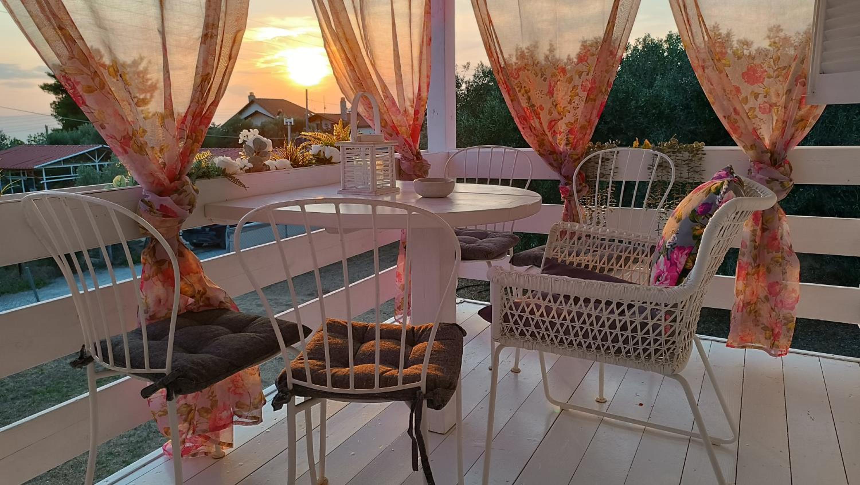 VINTAGE Cottage by the sea