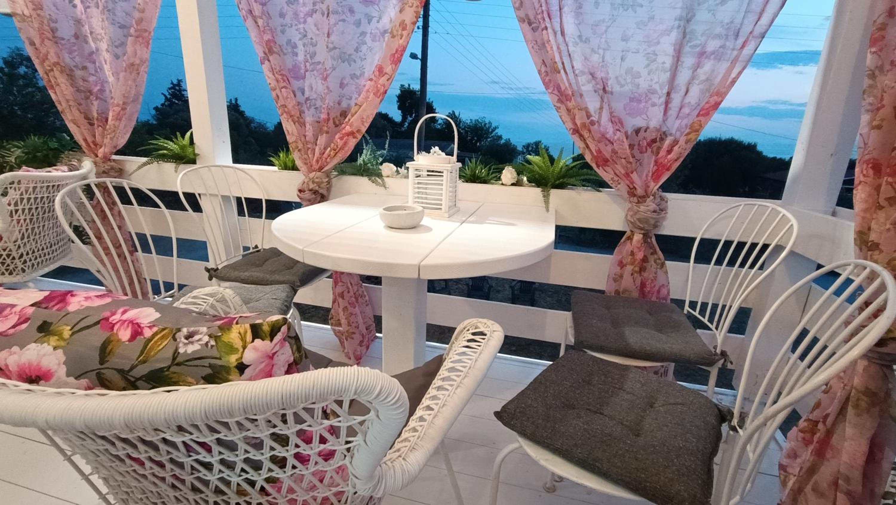 VINTAGE Cottage by the sea