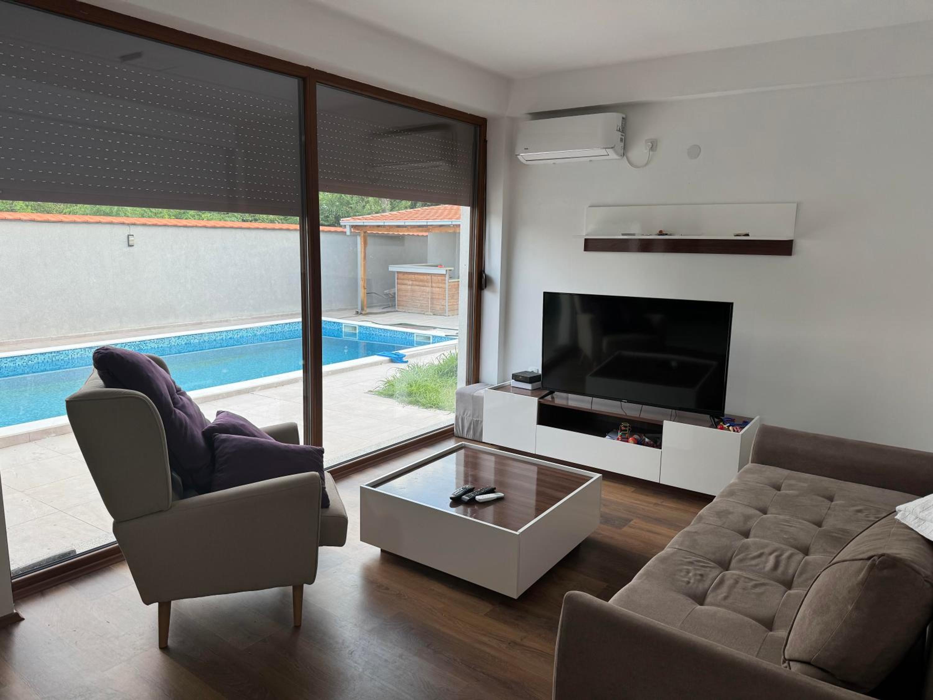 Villa with pool in Skopje view 2