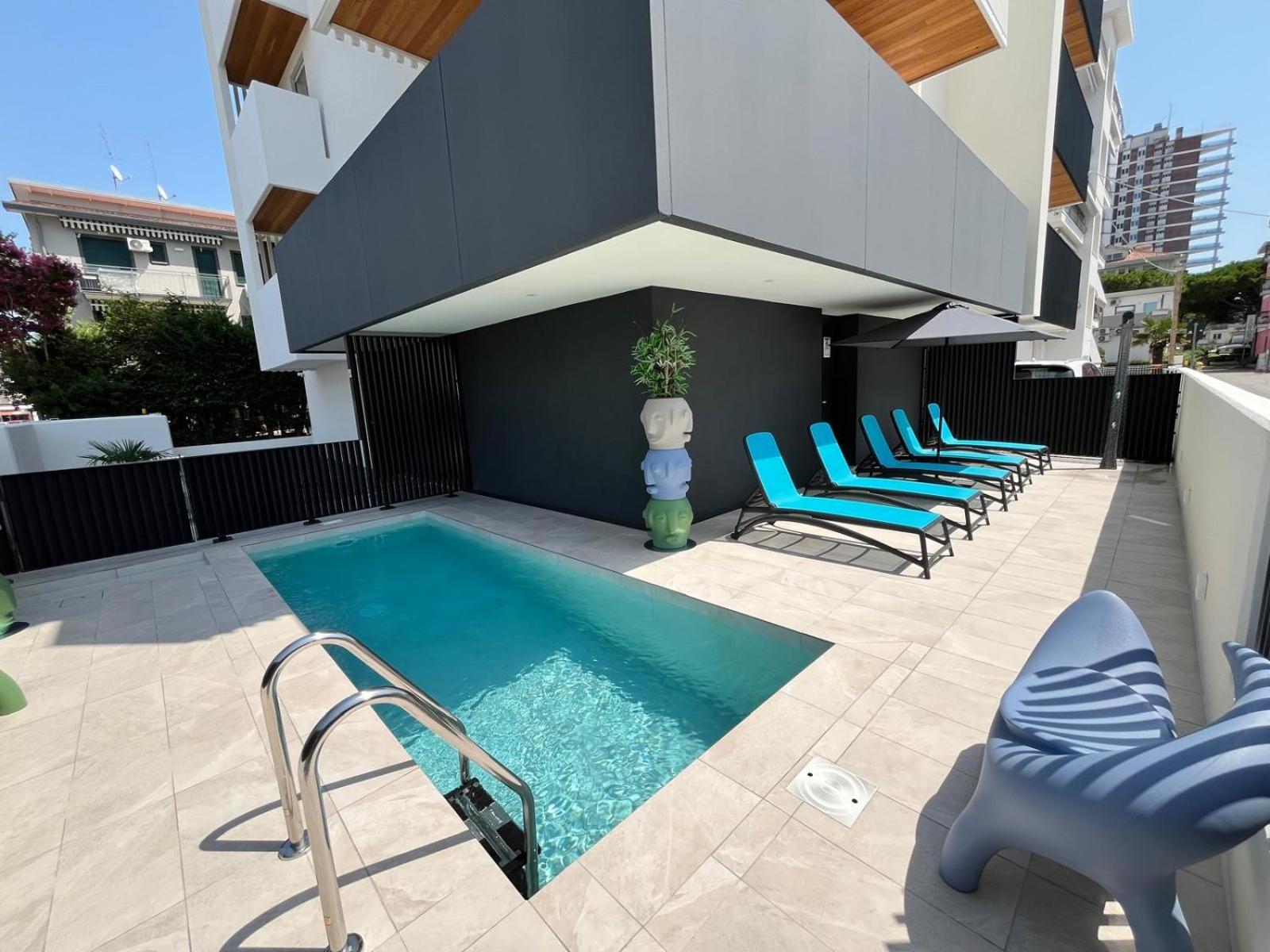 Beach Palace with small swimming pool, private beach, parking