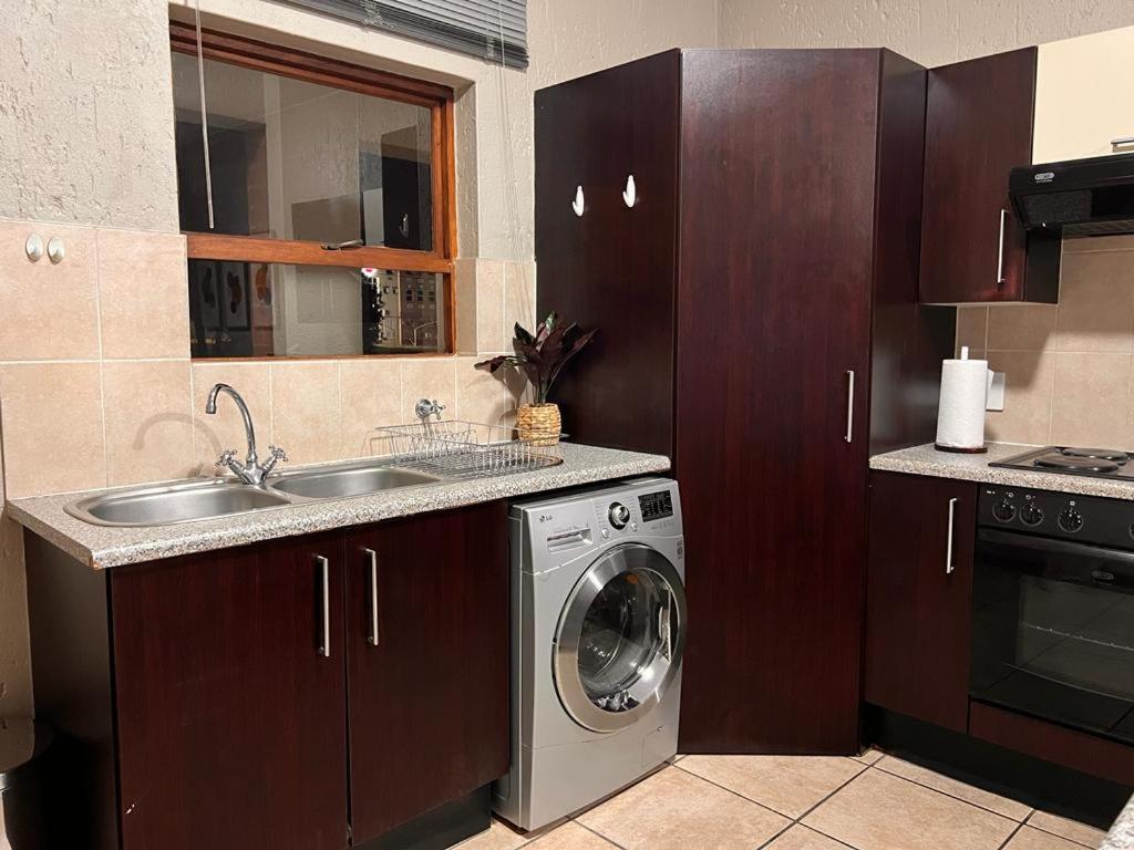 Modern & Stylish 1bed Apt view 5