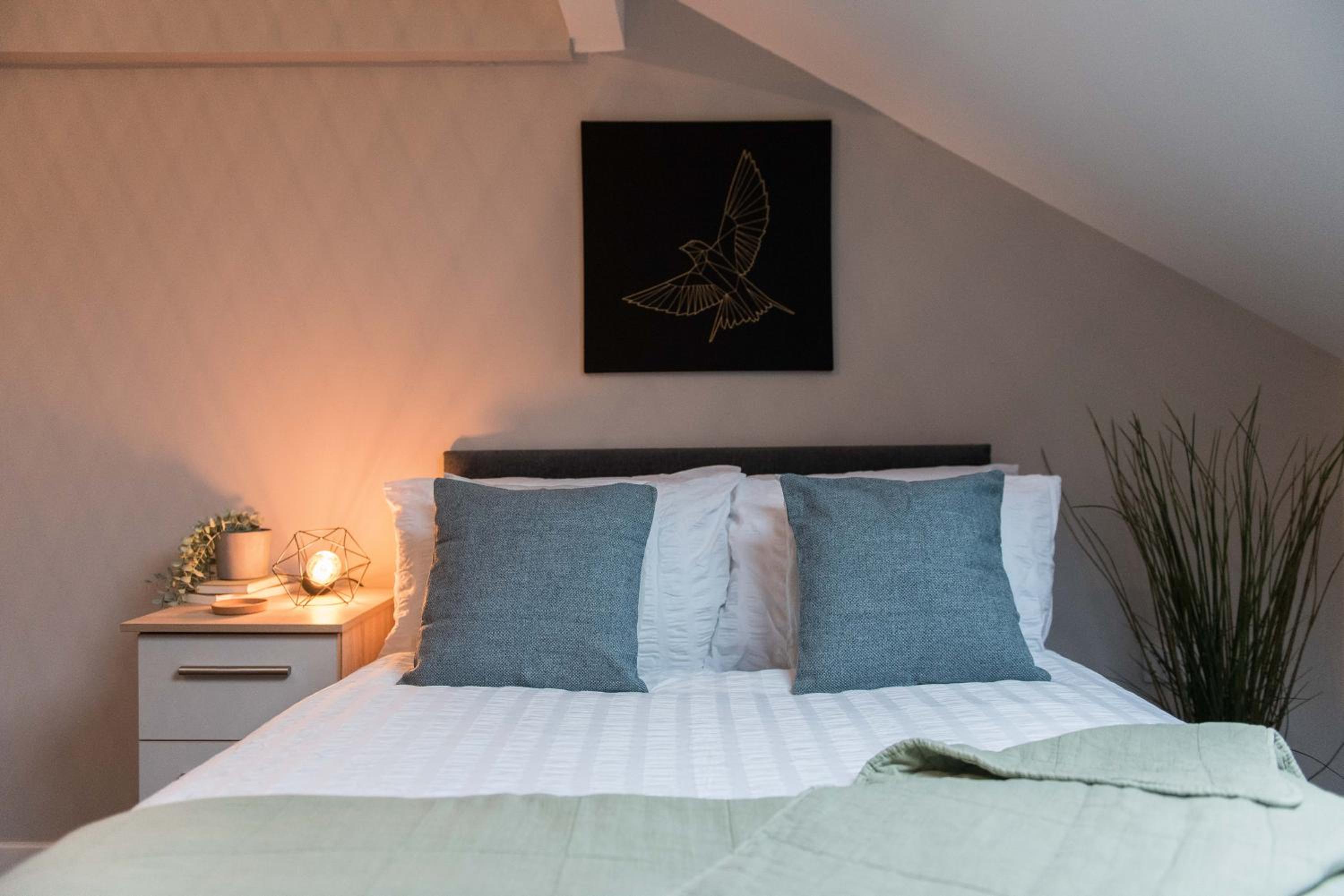 cheerful double en-suite room with free wifi view 3