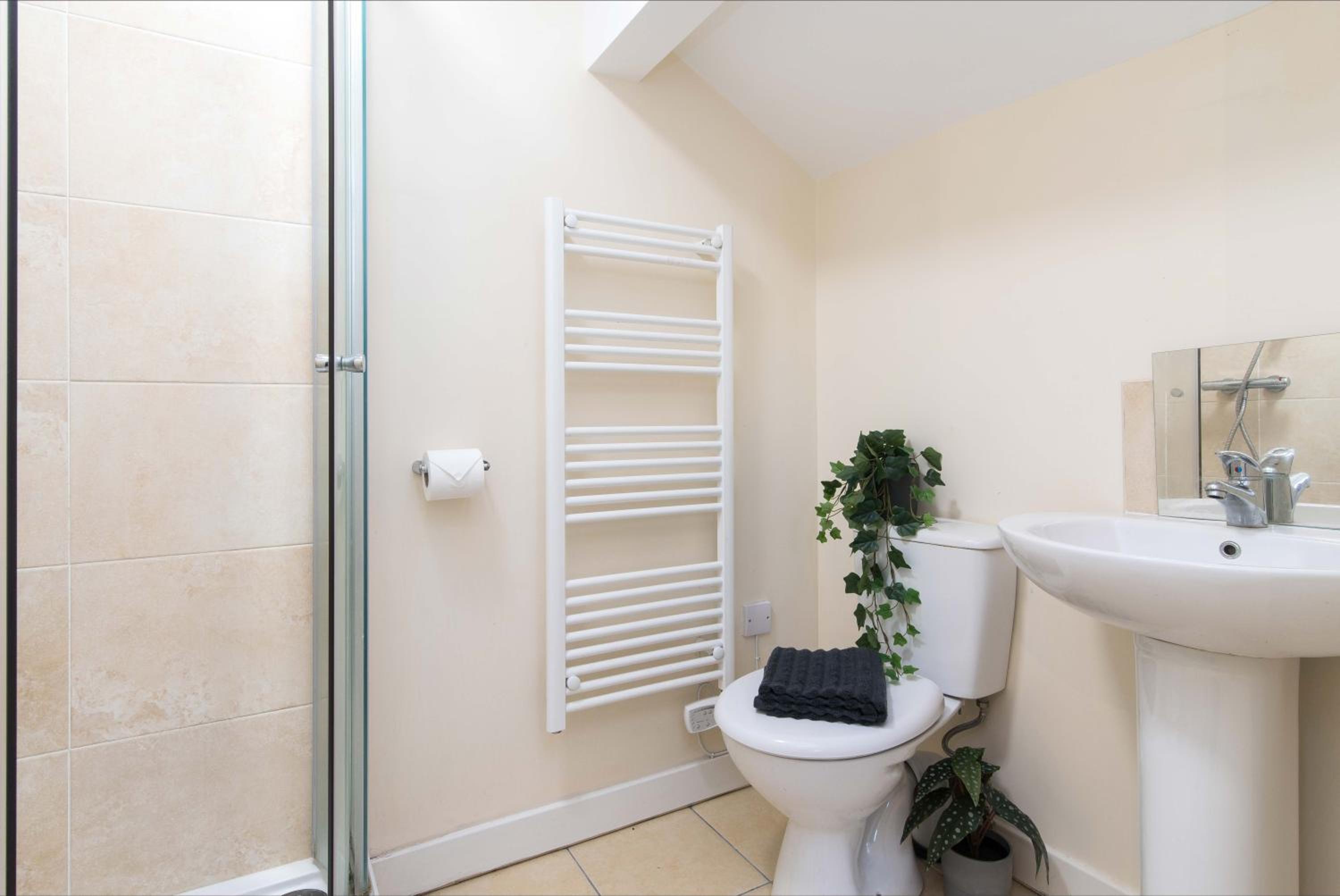 cheerful double en-suite room with free wifi view 4