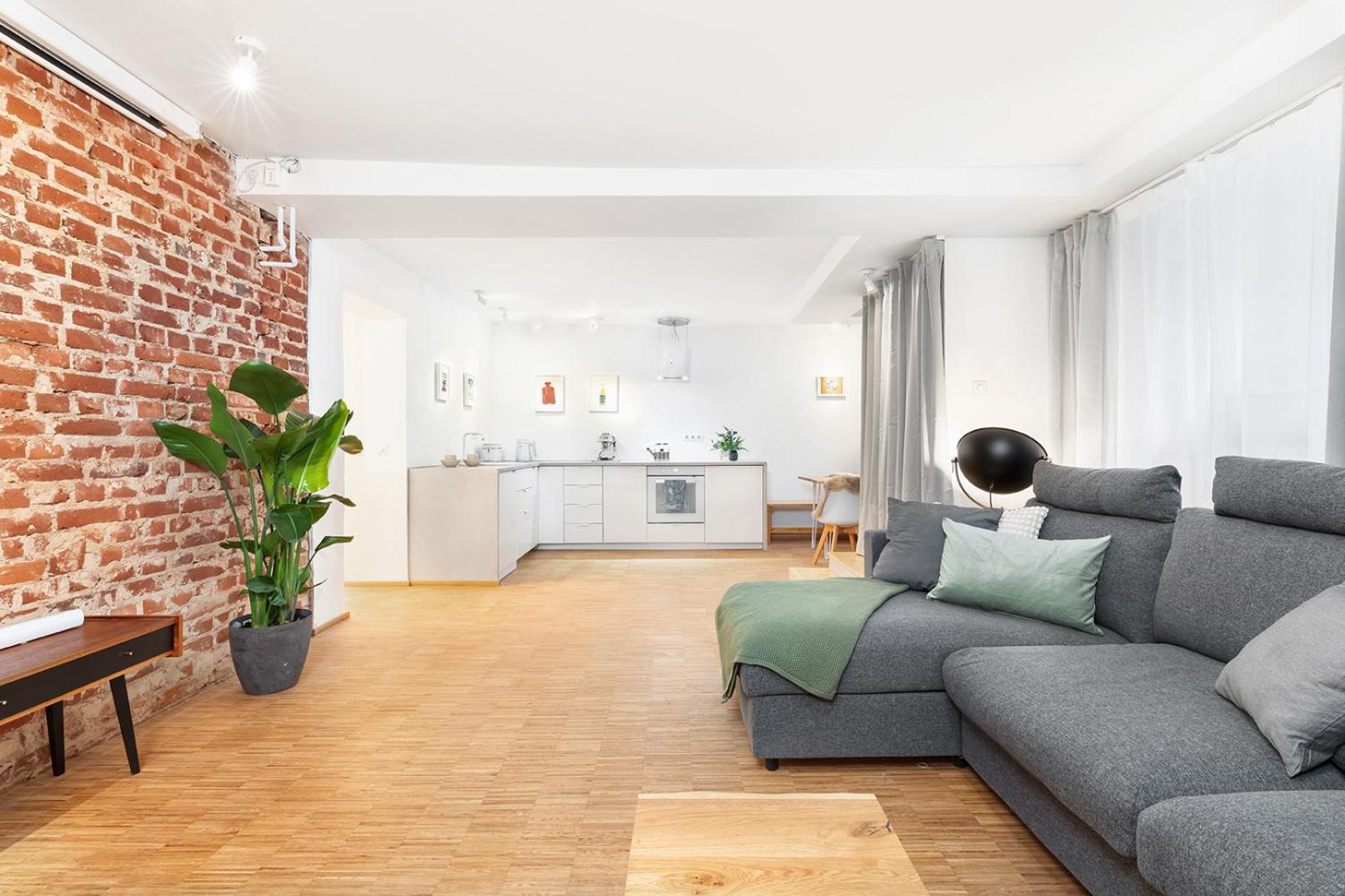 Stylish Apartment with Home Cinema, 2-Min Tram