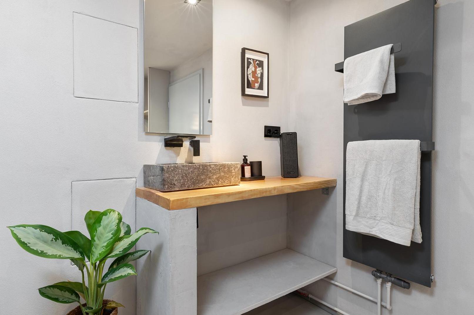Stylish Apartment with Home Cinema, 2-Min Tram