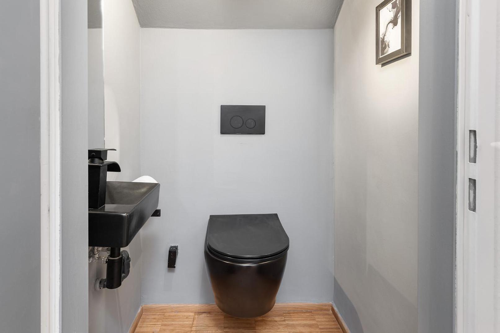 Stylish Apartment with Home Cinema, 2-Min Tram